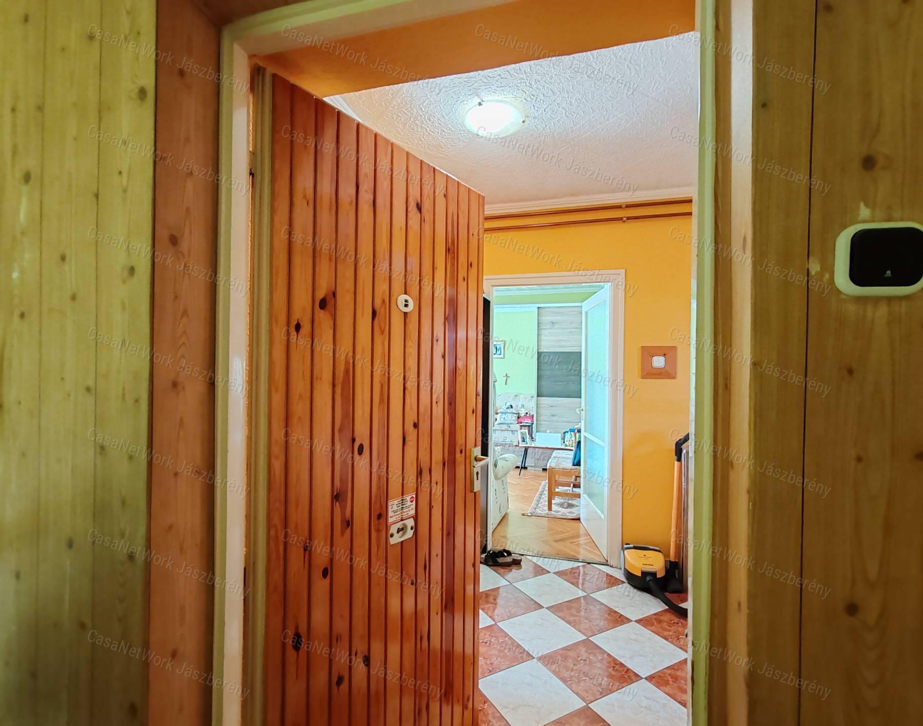 Minden igényt kielégítő, napfényes lakás eladó Jászberényben
