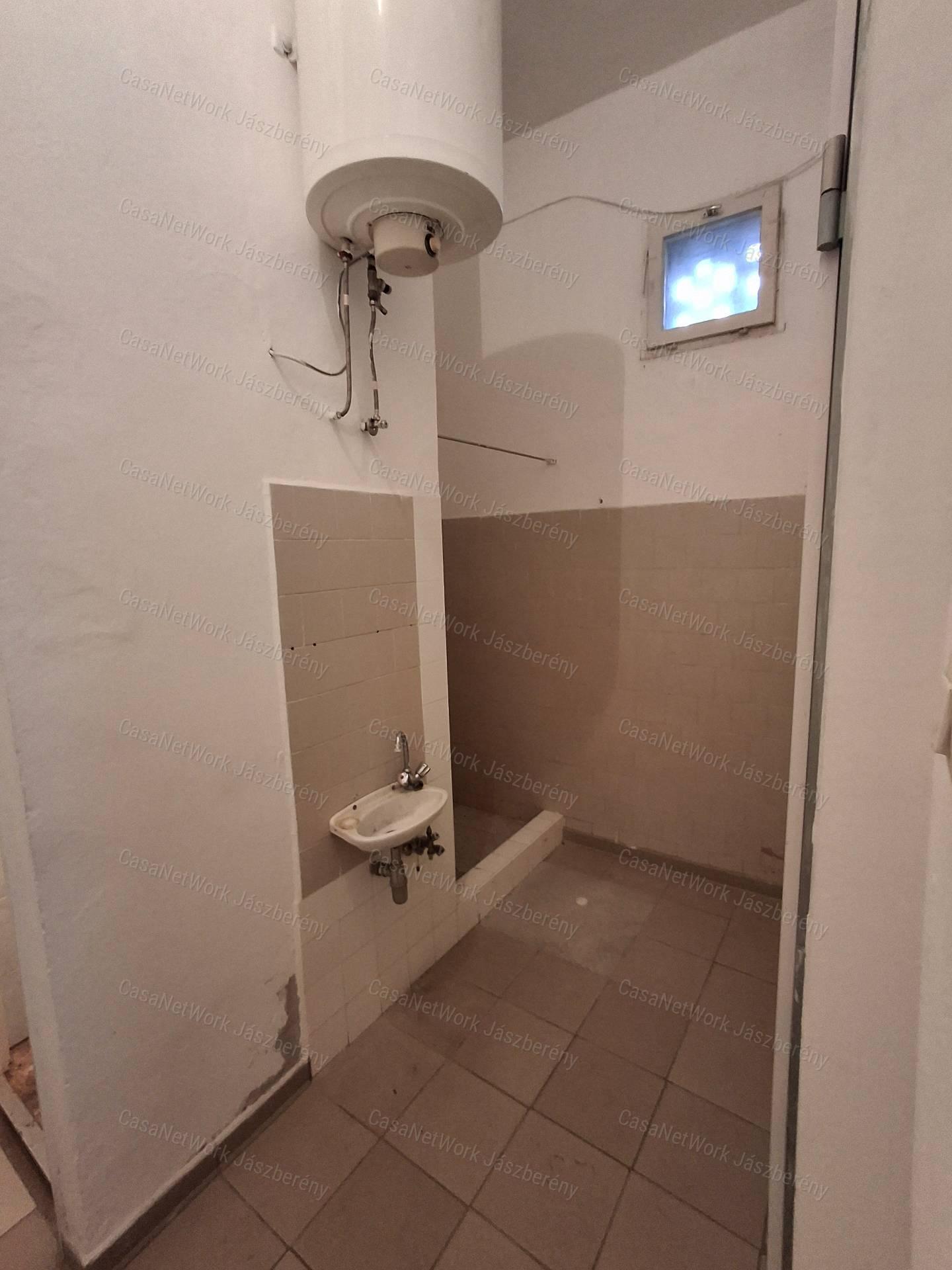 eladó belvárosi üzlethelyiség Jászárokszállás központjában.