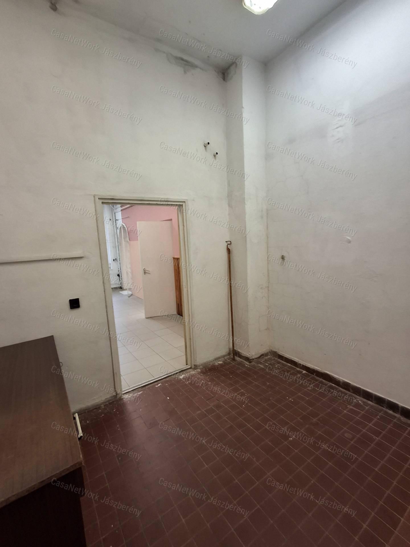 eladó belvárosi üzlethelyiség Jászárokszállás központjában.