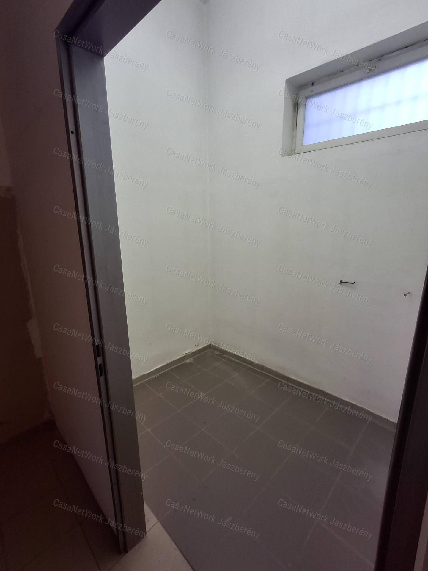 eladó belvárosi üzlethelyiség Jászárokszállás központjában.
