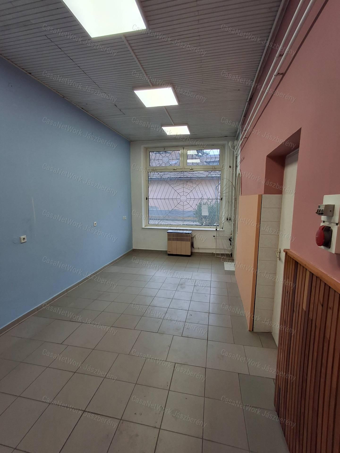 eladó belvárosi üzlethelyiség Jászárokszállás központjában.