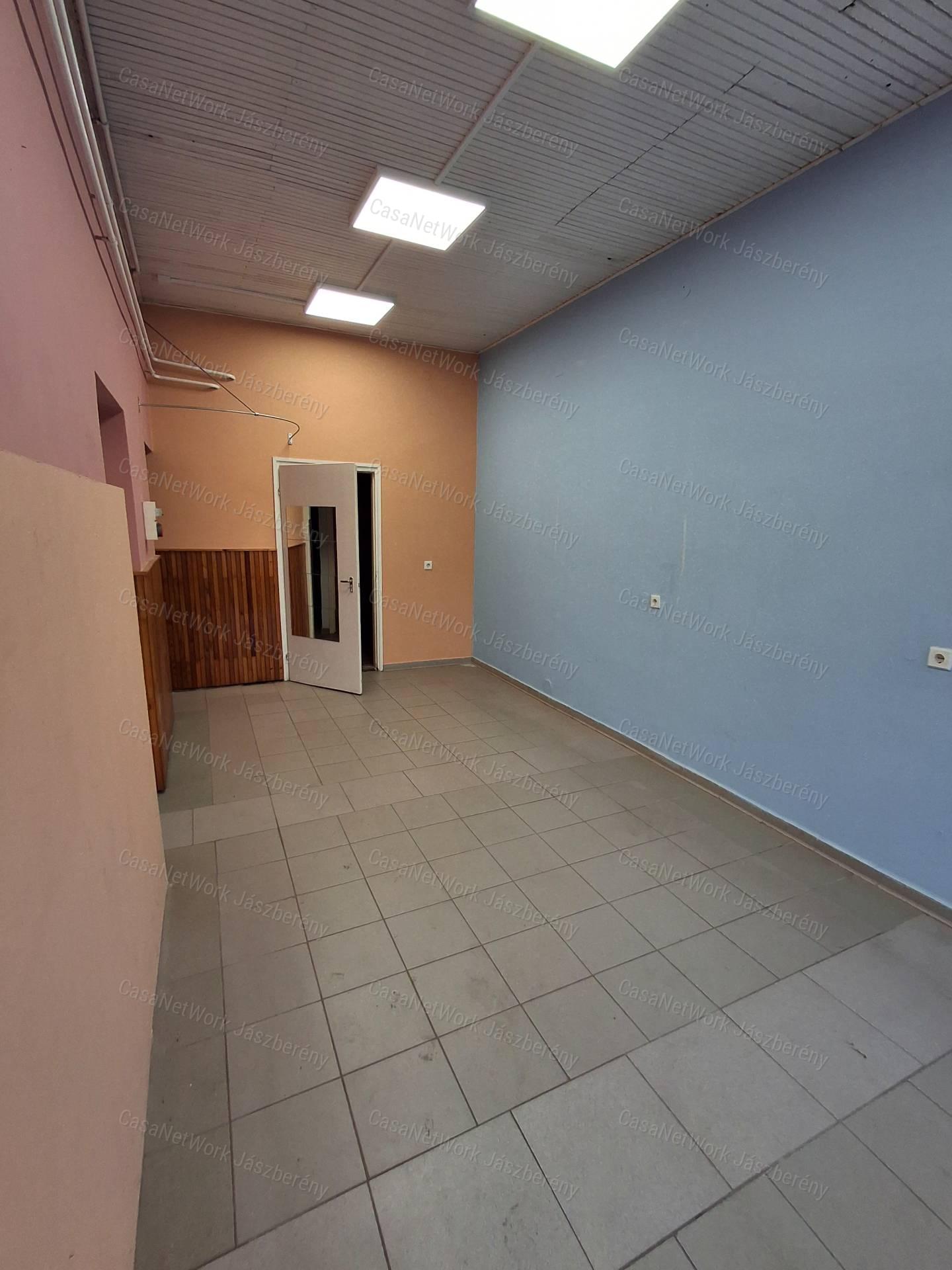 eladó belvárosi üzlethelyiség Jászárokszállás központjában.