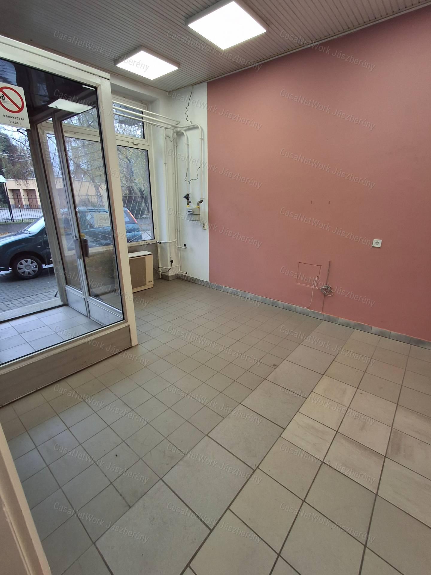 eladó belvárosi üzlethelyiség Jászárokszállás központjában.