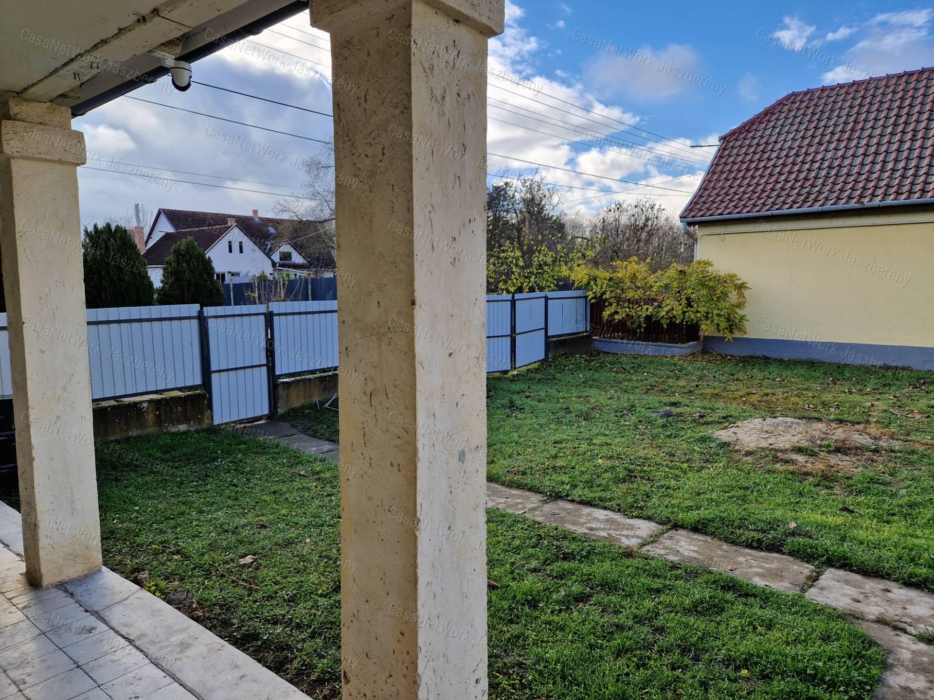 Nagy fügeden, a főút mellett, felújított, 1 szobás családi ház eladó
