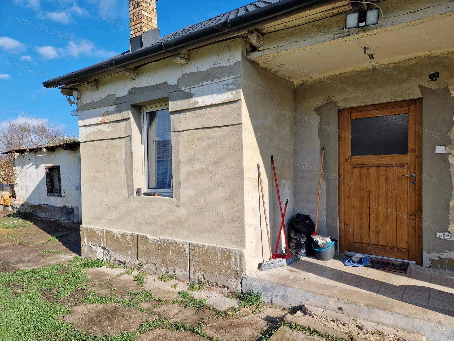 Nagy fügeden, a főút mellett, felújított, 1 szobás családi ház eladó