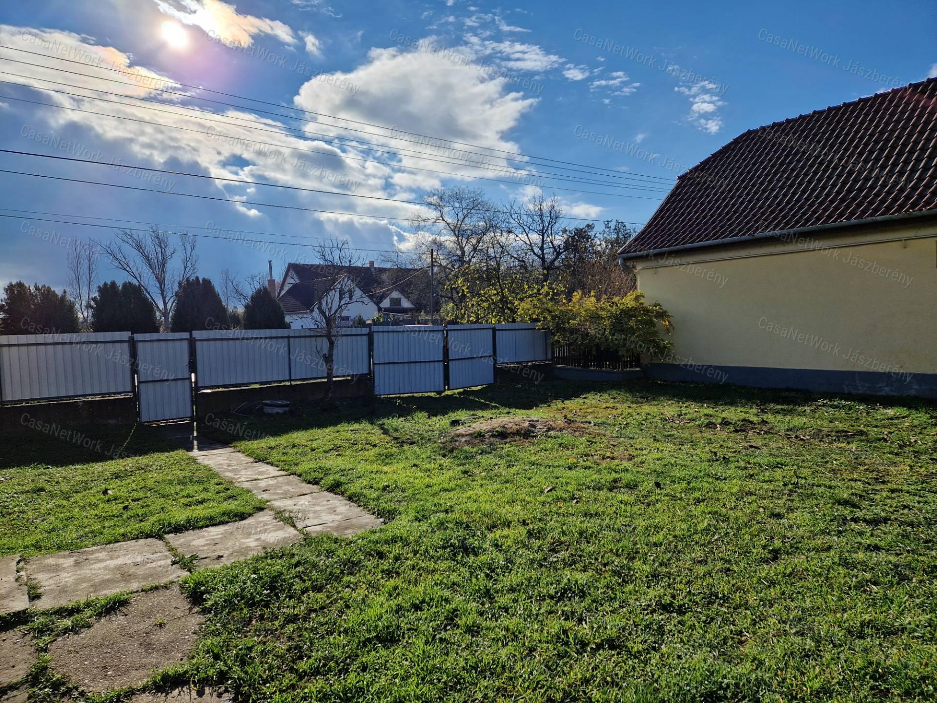 Nagy fügeden, a főút mellett, felújított, 1 szobás családi ház eladó