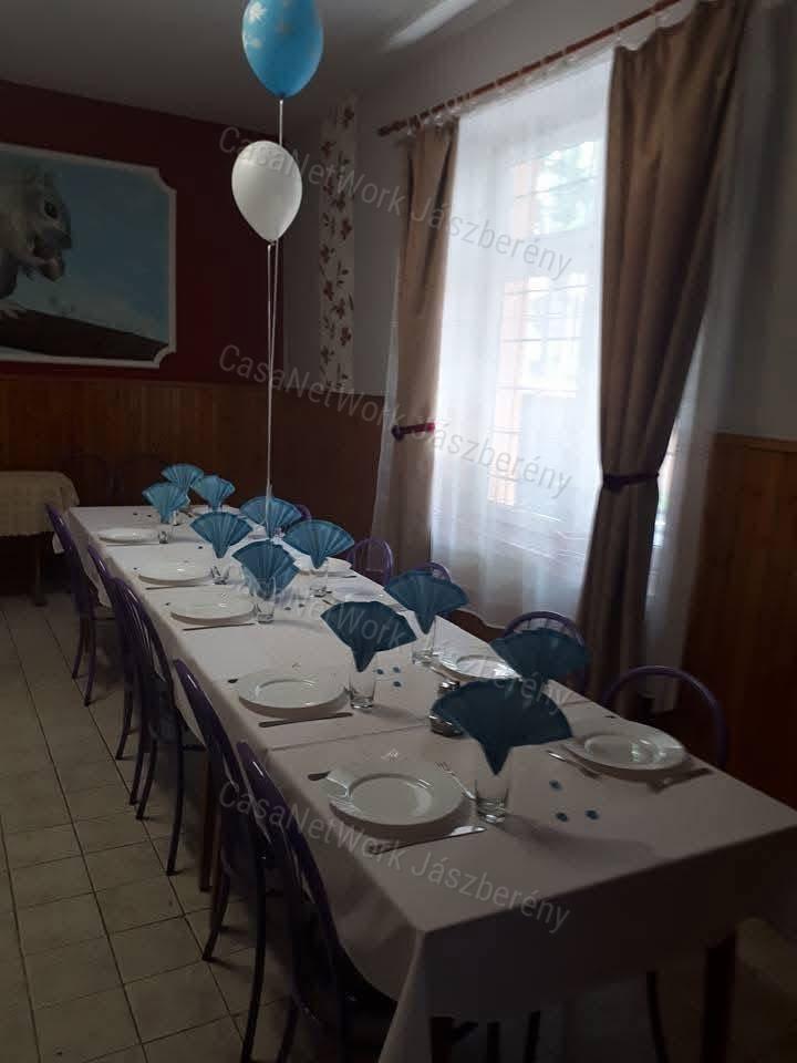 Tarnaméra központjában 166 nm-es, melegkonyhás vendéglátó üzlet eladó!