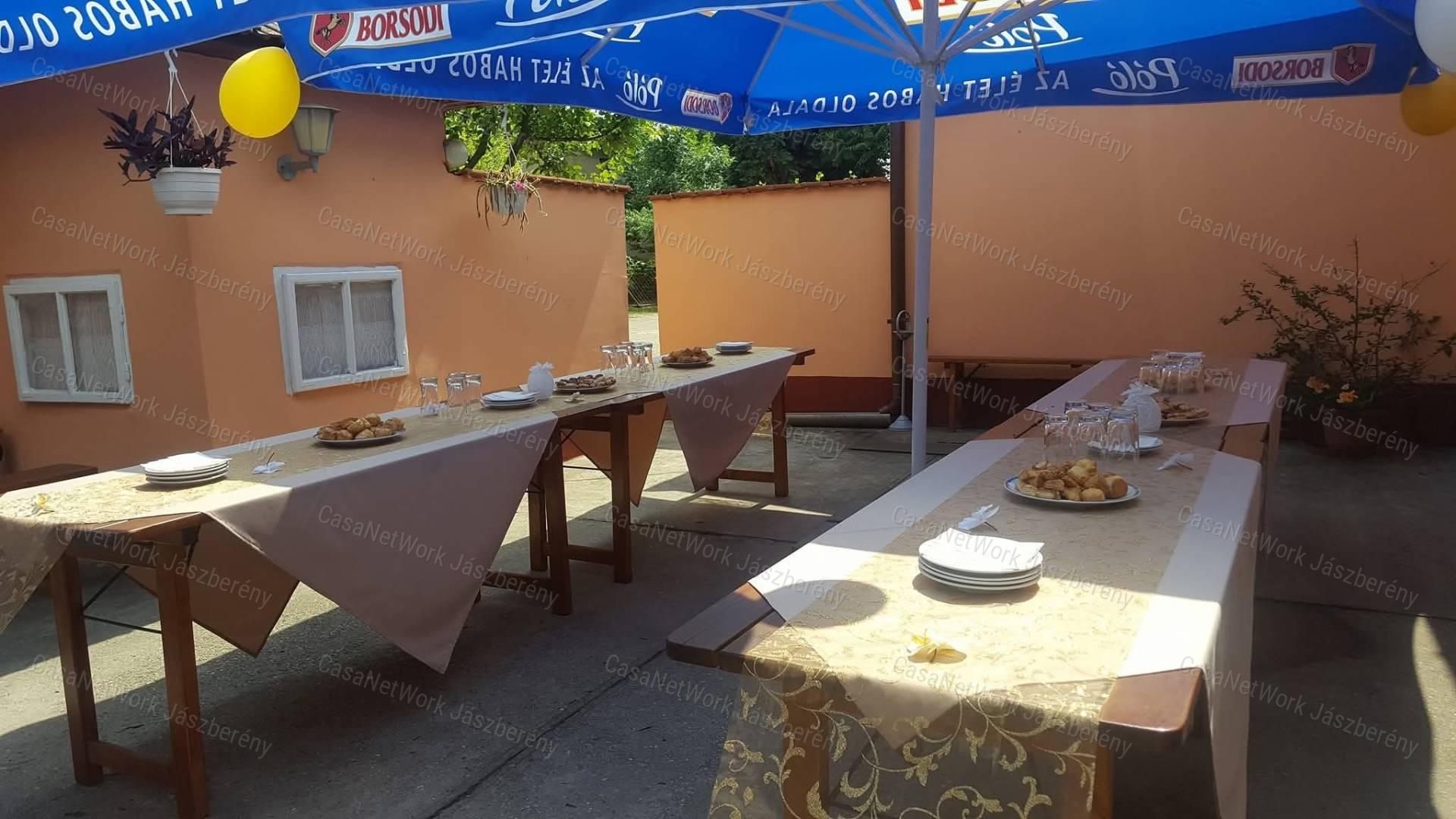 Tarnaméra központjában 166 nm-es, melegkonyhás vendéglátó üzlet eladó!