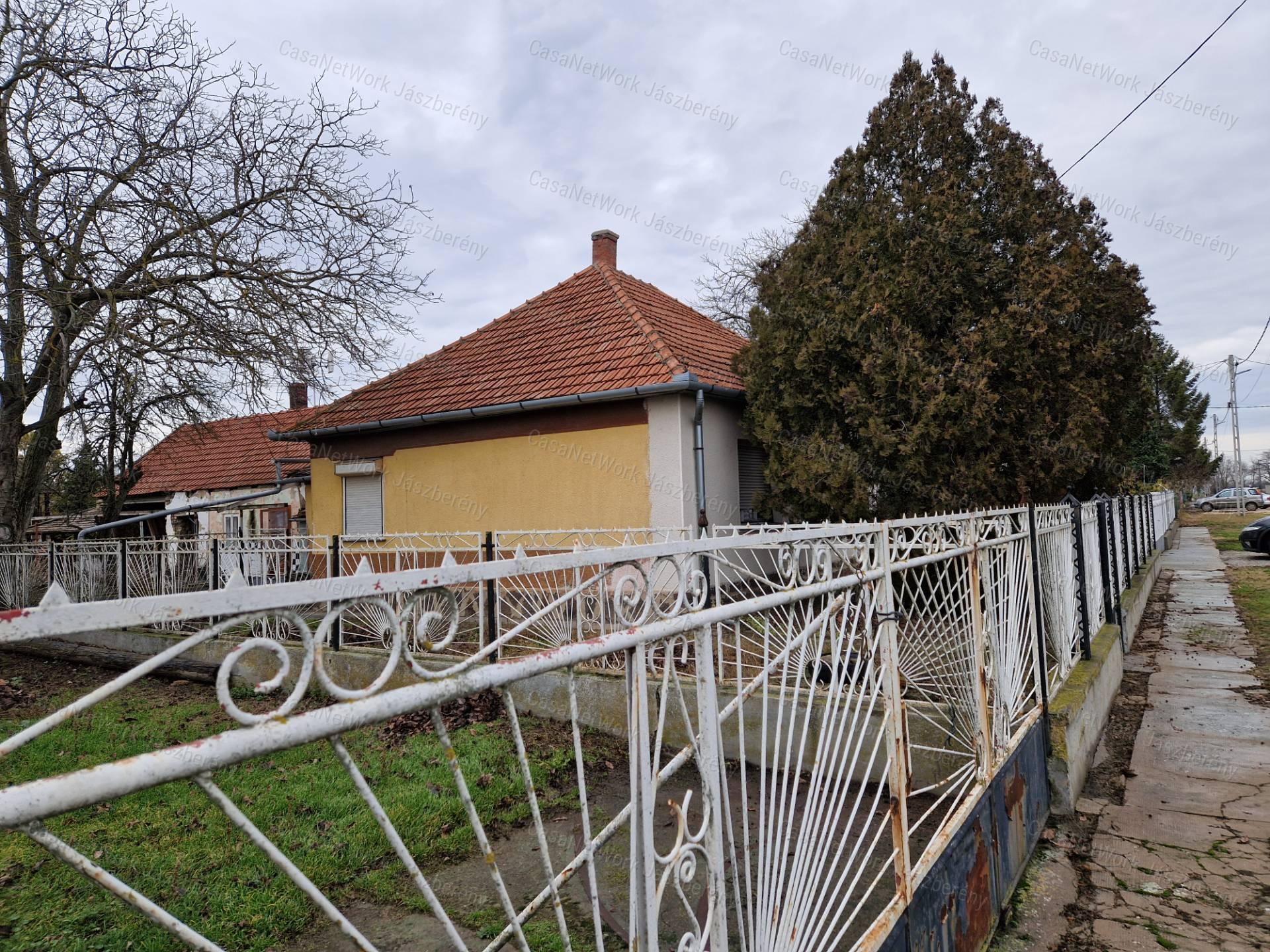 Jásziványban, 92 nm-es, 3 szobás, felújítandó családi ház eladó