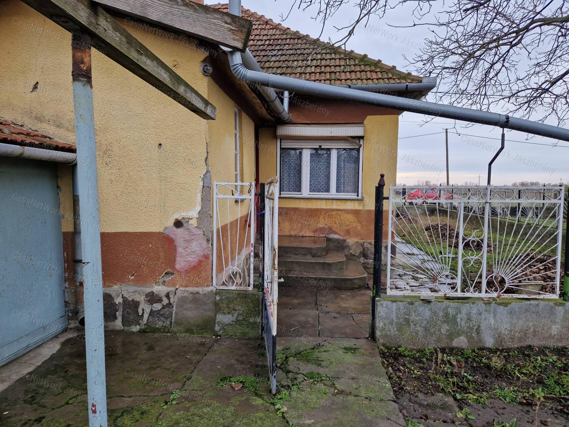 Jásziványban, 92 nm-es, 3 szobás, felújítandó családi ház eladó