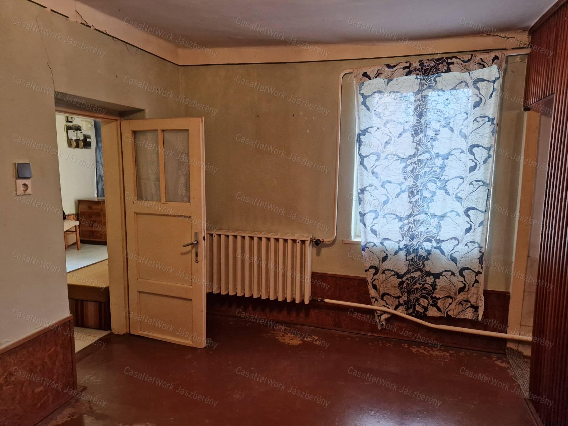 Jászalsószentgyörgyön eladó 88 nm-es, felújítandó 3 szobás családi ház