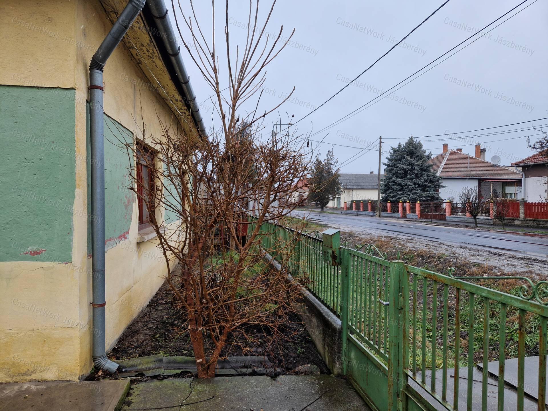 Jászalsószentgyörgyön eladó 88 nm-es, felújítandó 3 szobás családi ház