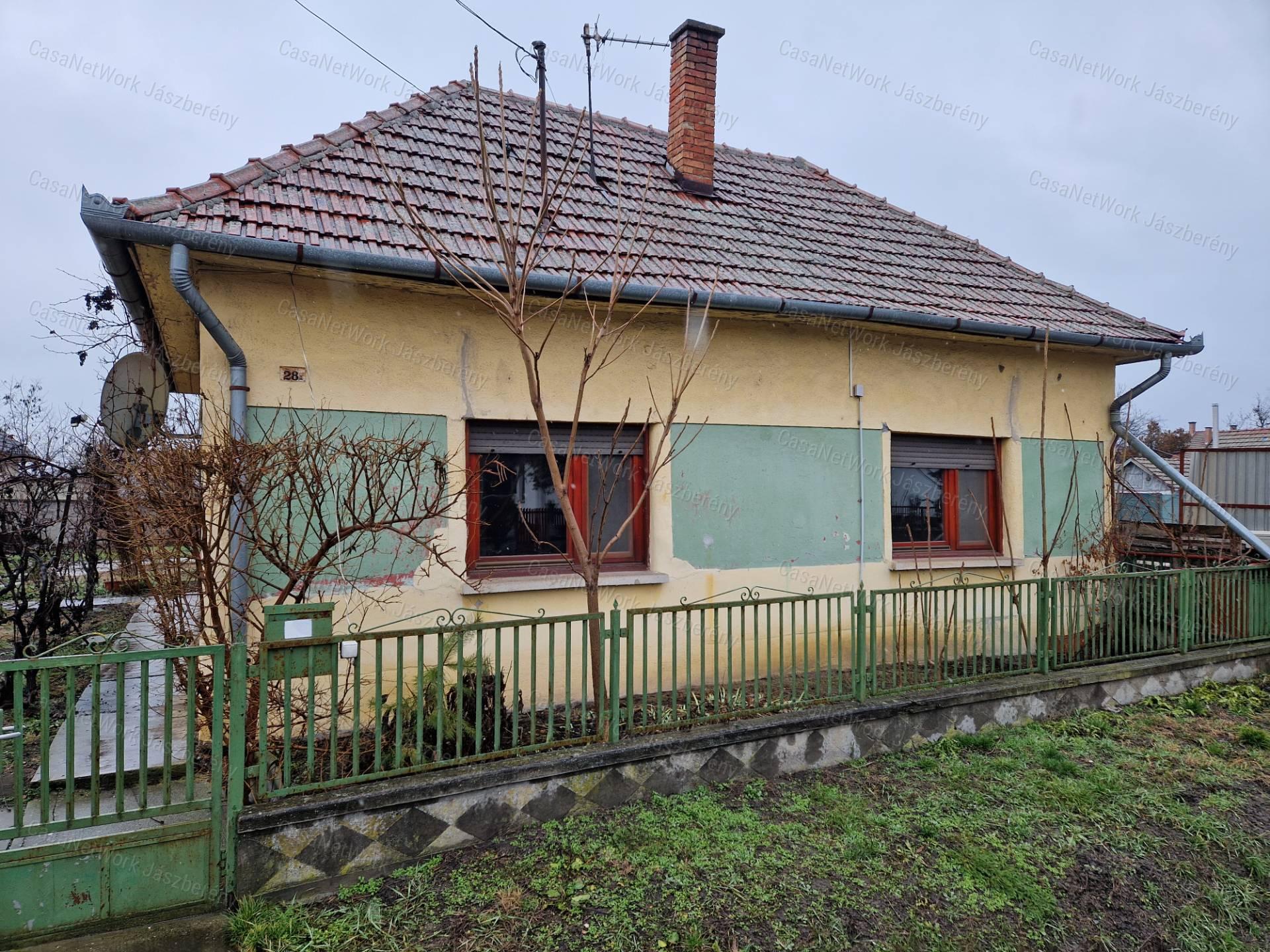 Jászalsószentgyörgyön eladó 88 nm-es, felújítandó 3 szobás családi ház