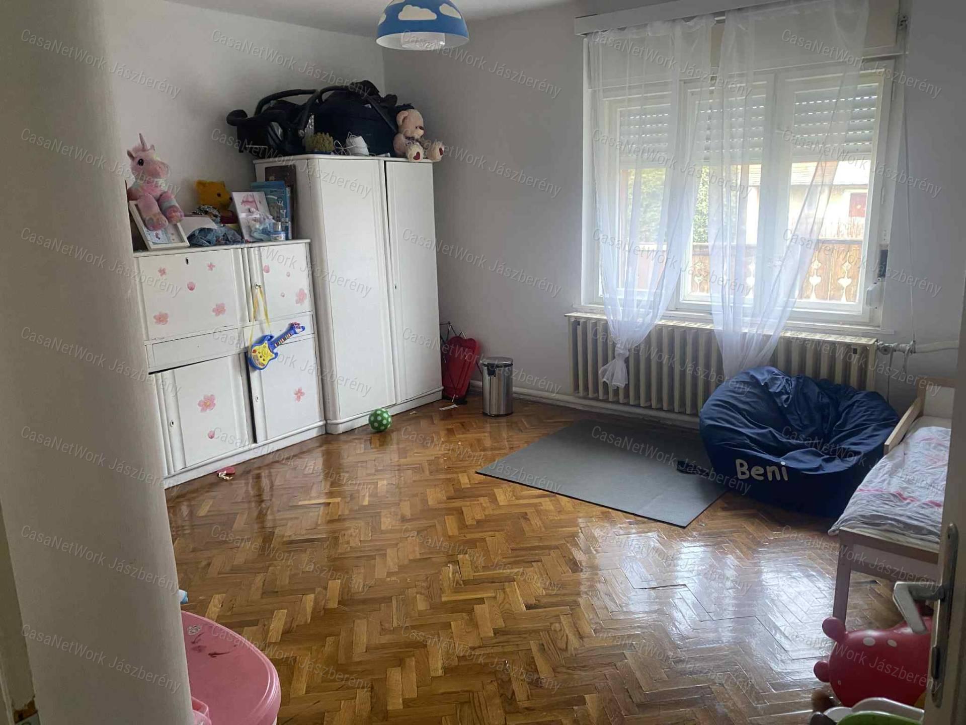 Jászszentandrás központjában 97 nm-es, 3 szobás családi ház eladó