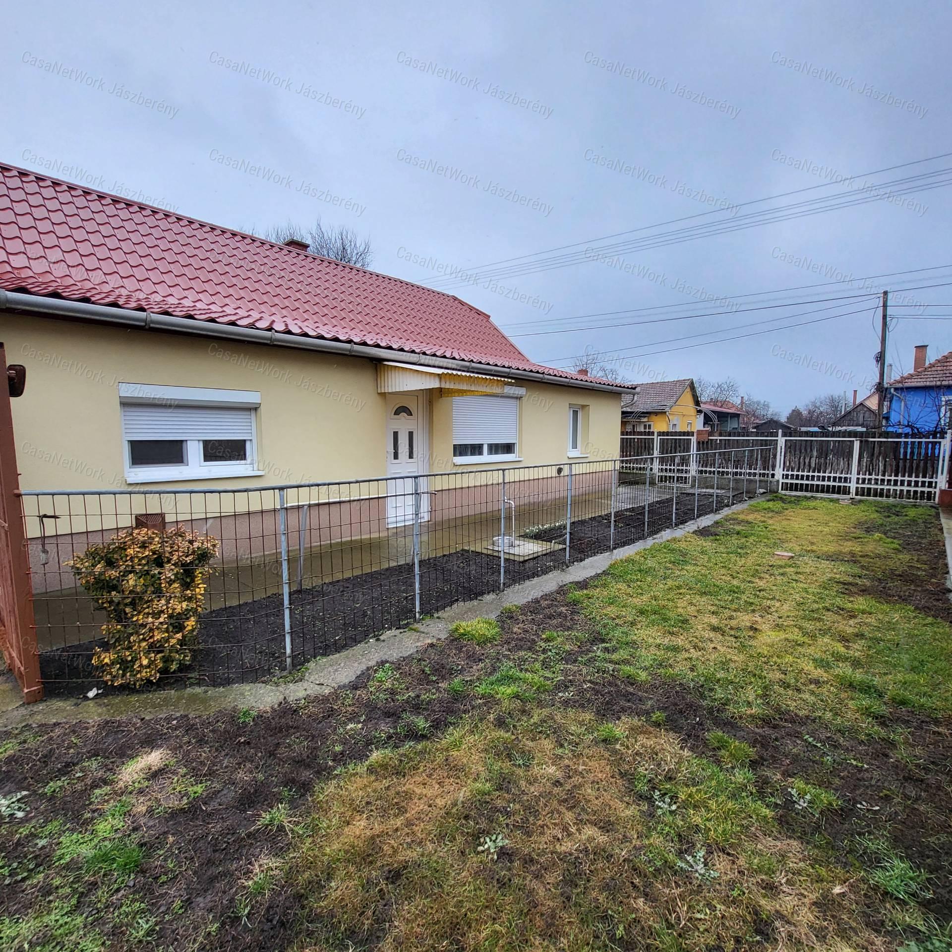 Eladó családi ház Jászapátin
