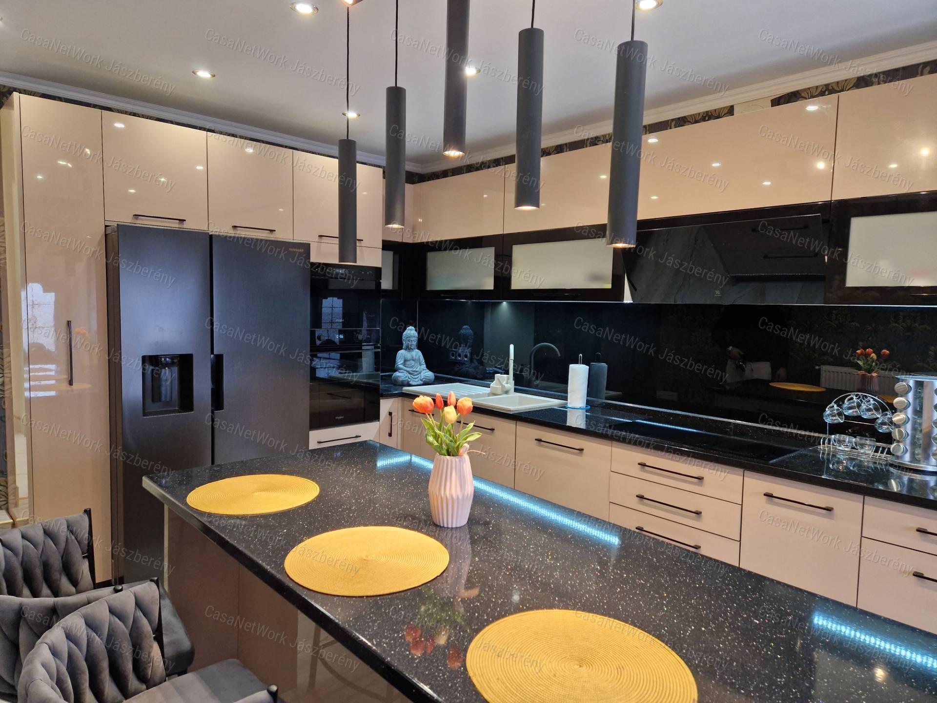 Jászberény frekventált részén 280 nm-es, emeletes családi ház eladó