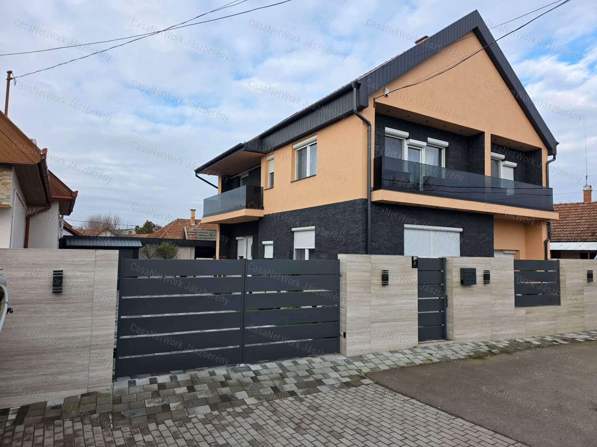 Jászberény frekventált részén 280 nm-es, emeletes családi ház eladó