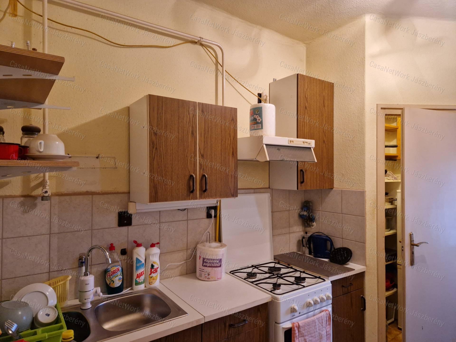 Szolnokon, belvároshoz közel, 52 m2-es, első em-i 2 szobás lakás eladó