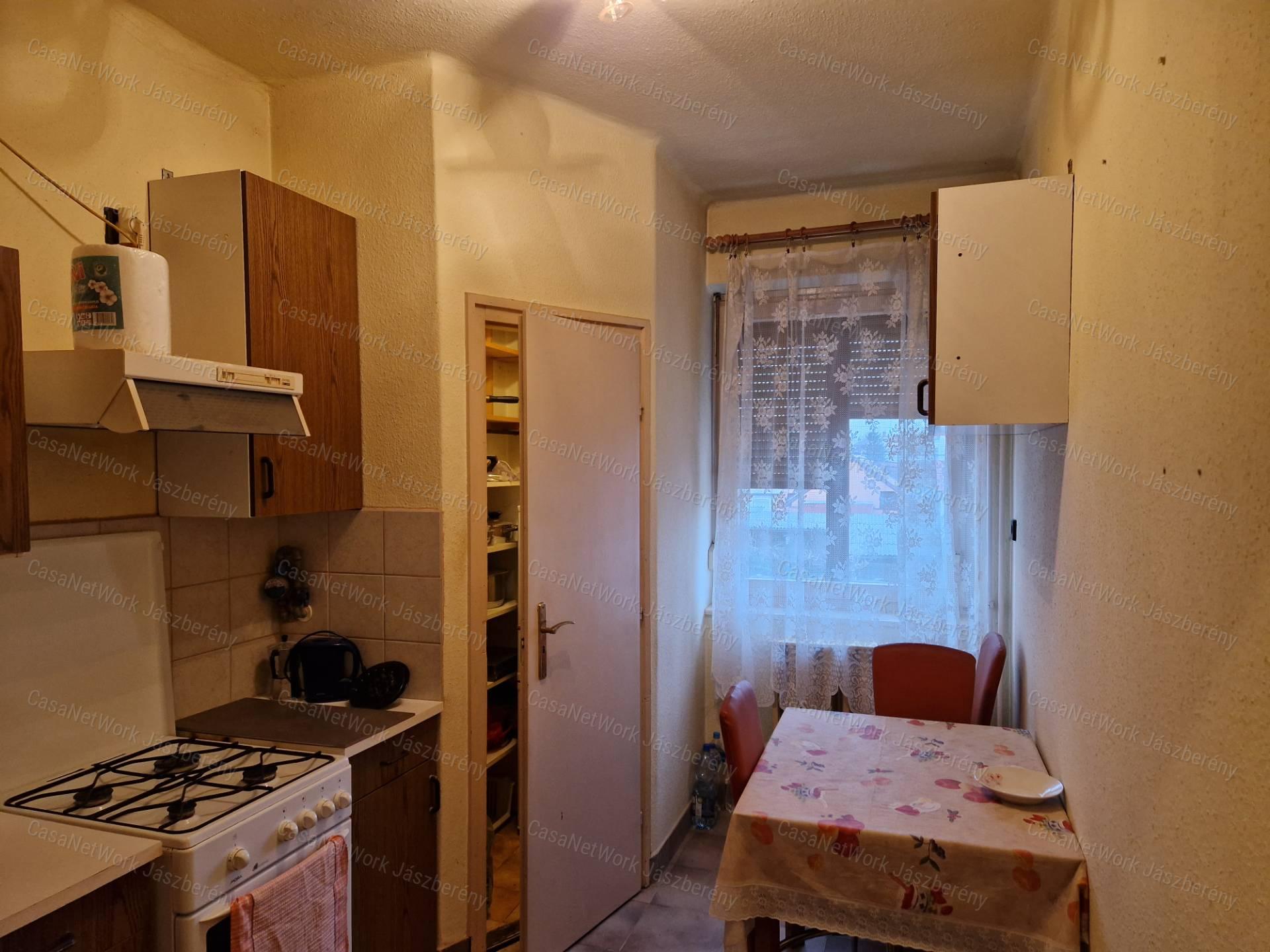 Szolnokon, belvároshoz közel, 52 m2-es, első em-i 2 szobás lakás eladó