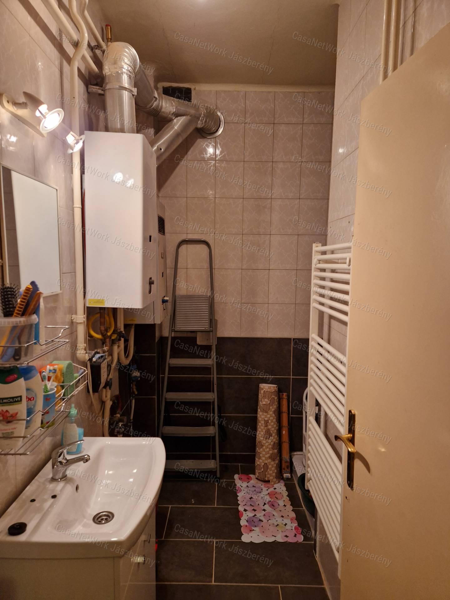 Szolnokon, belvároshoz közel, 52 m2-es, első em-i 2 szobás lakás eladó