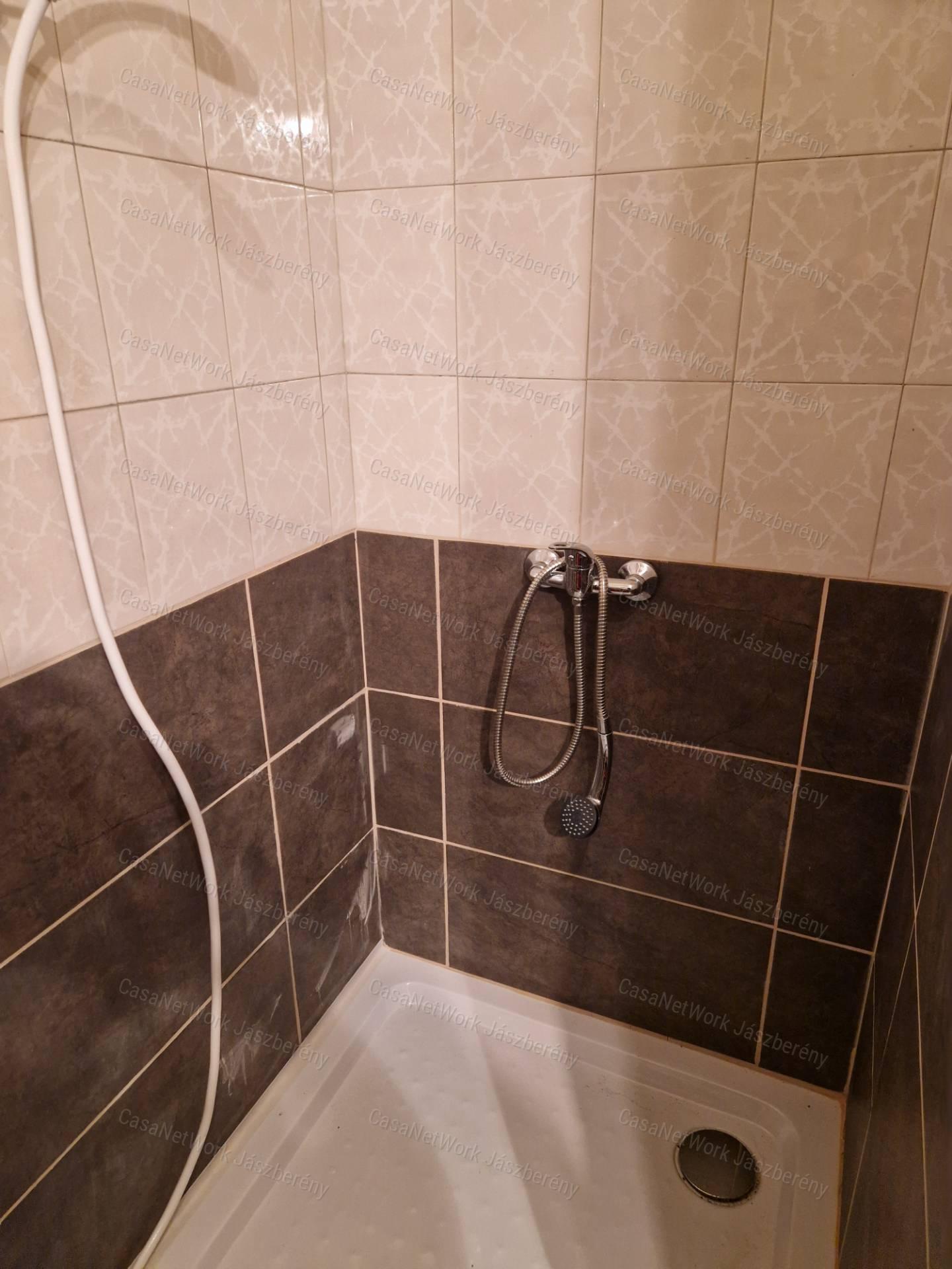 Szolnokon, belvároshoz közel, 52 m2-es, első em-i 2 szobás lakás eladó