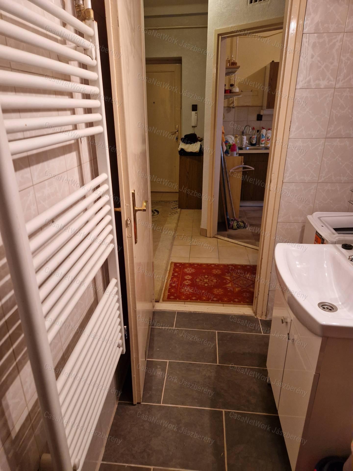 Szolnokon, belvároshoz közel, 52 m2-es, első em-i 2 szobás lakás eladó