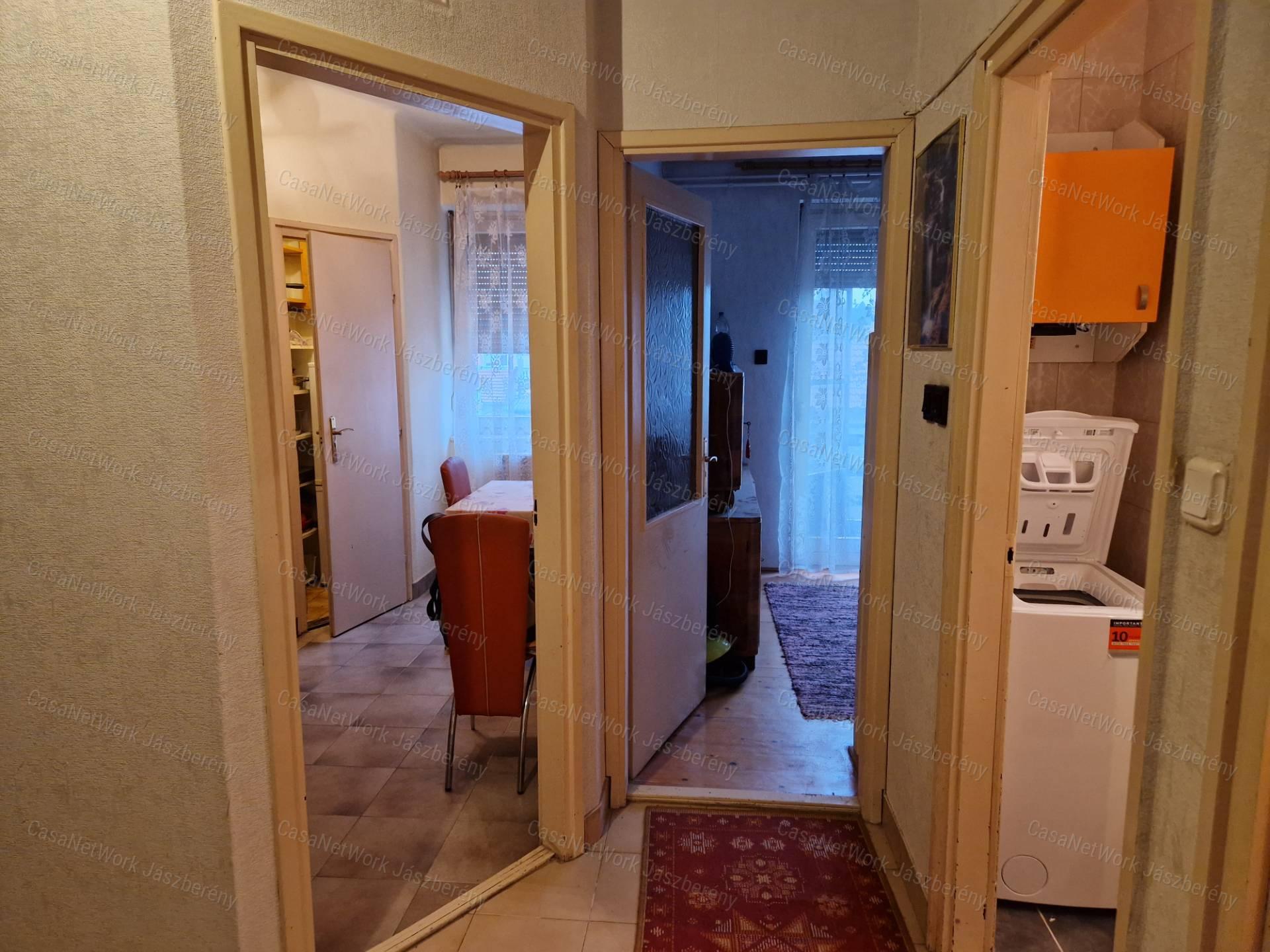 Szolnokon, belvároshoz közel, 52 m2-es, első em-i 2 szobás lakás eladó