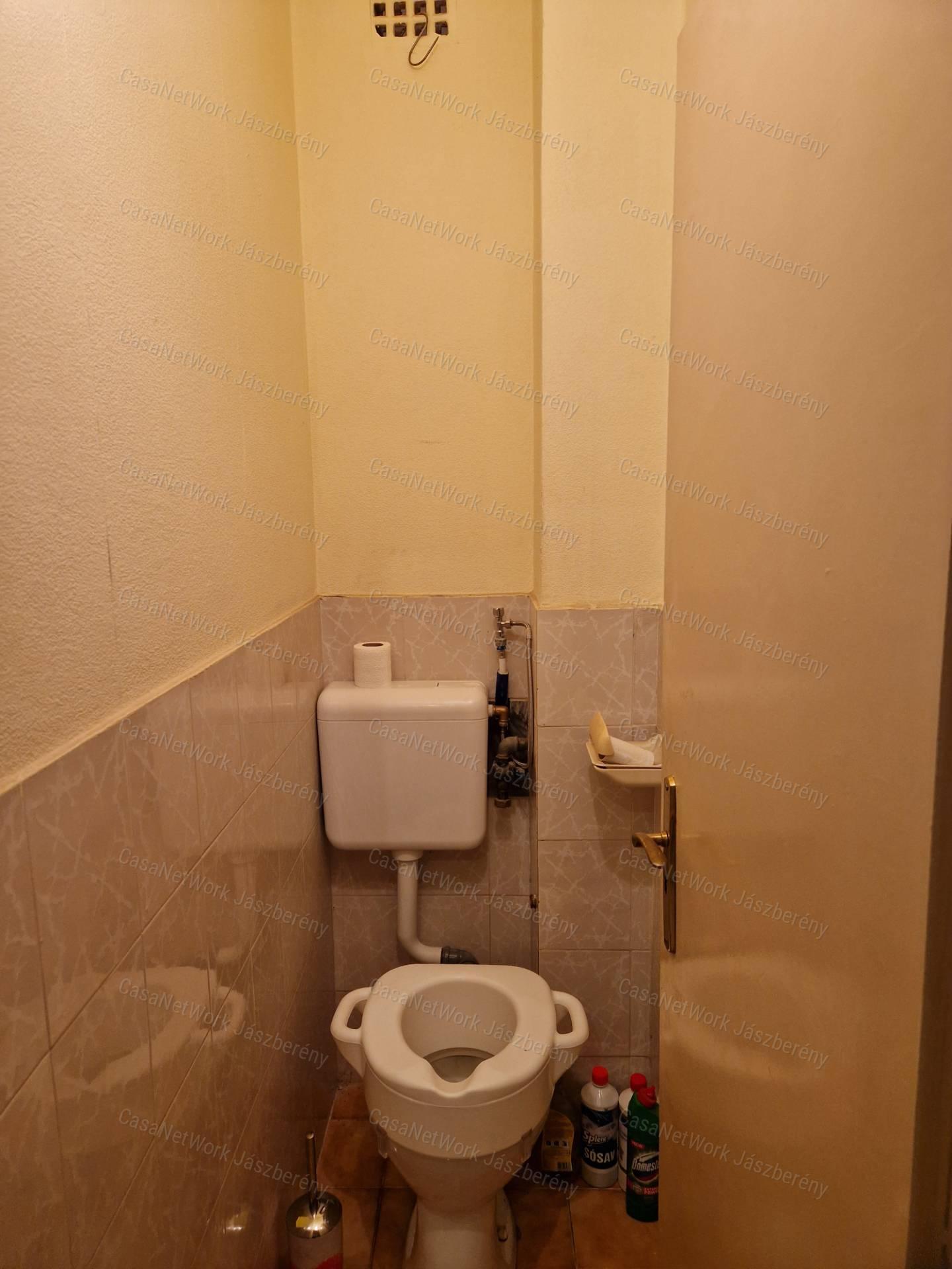 Szolnokon, belvároshoz közel, 52 m2-es, első em-i 2 szobás lakás eladó