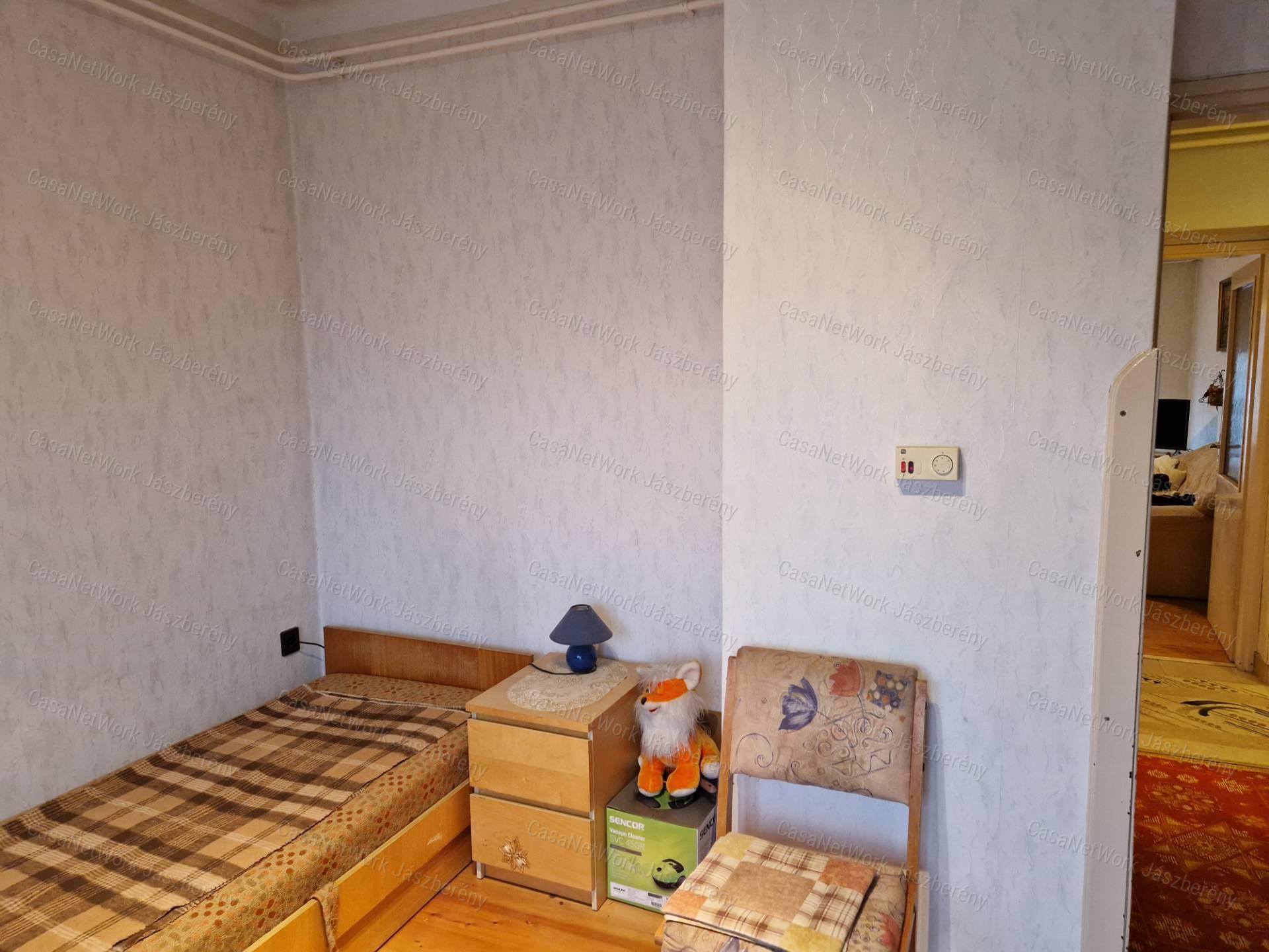 Szolnokon, belvároshoz közel, 52 m2-es, első em-i 2 szobás lakás eladó