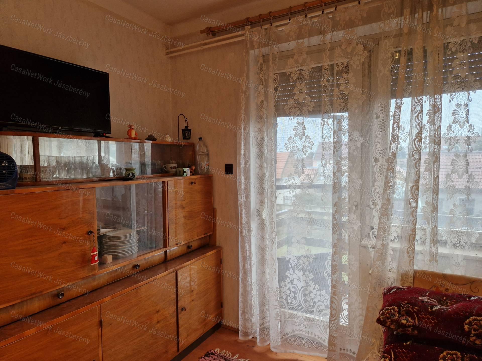 Szolnokon, belvároshoz közel, 52 m2-es, első em-i 2 szobás lakás eladó