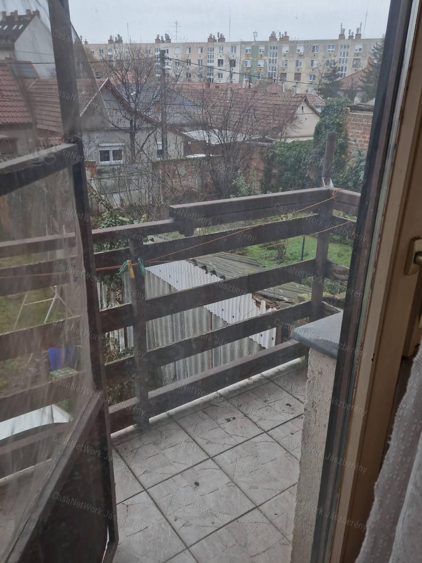 Szolnokon, belvároshoz közel, 52 m2-es, első em-i 2 szobás lakás eladó