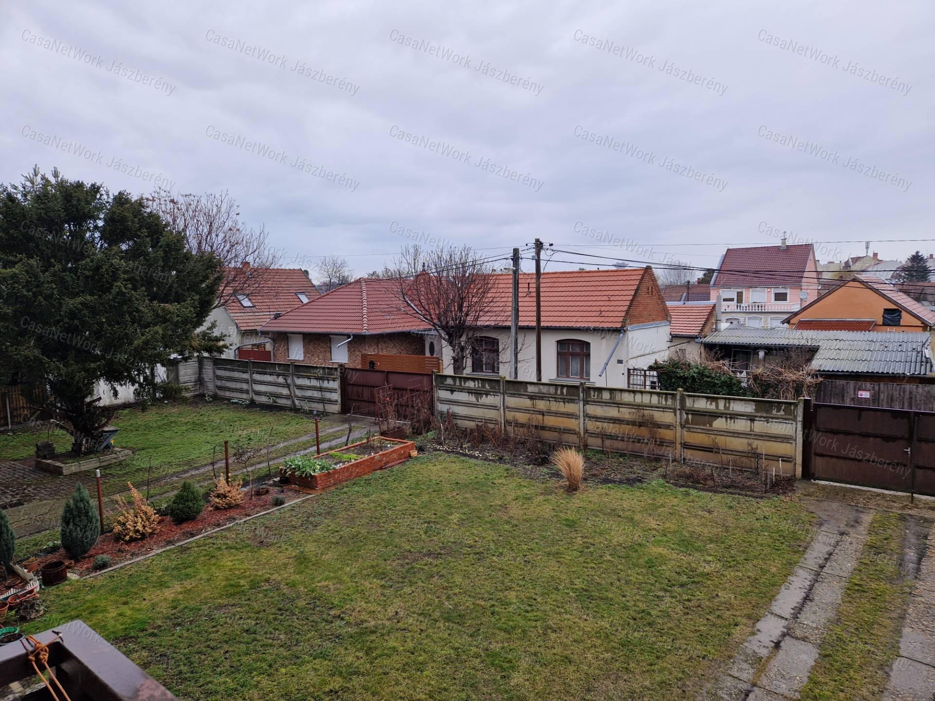 Szolnokon, belvároshoz közel, 52 m2-es, első em-i 2 szobás lakás eladó