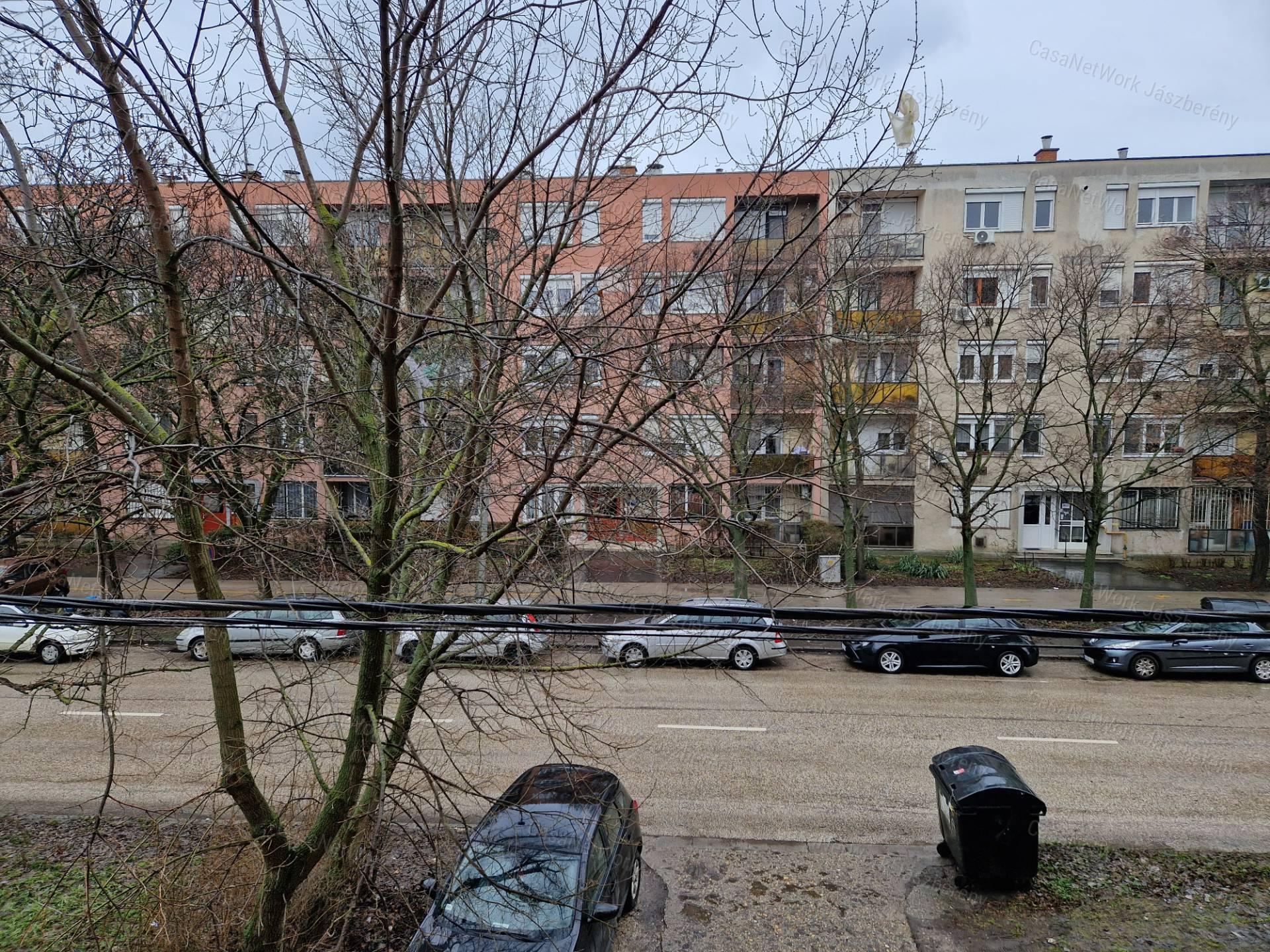 Szolnokon, belvároshoz közel, 52 m2-es, első em-i 2 szobás lakás eladó