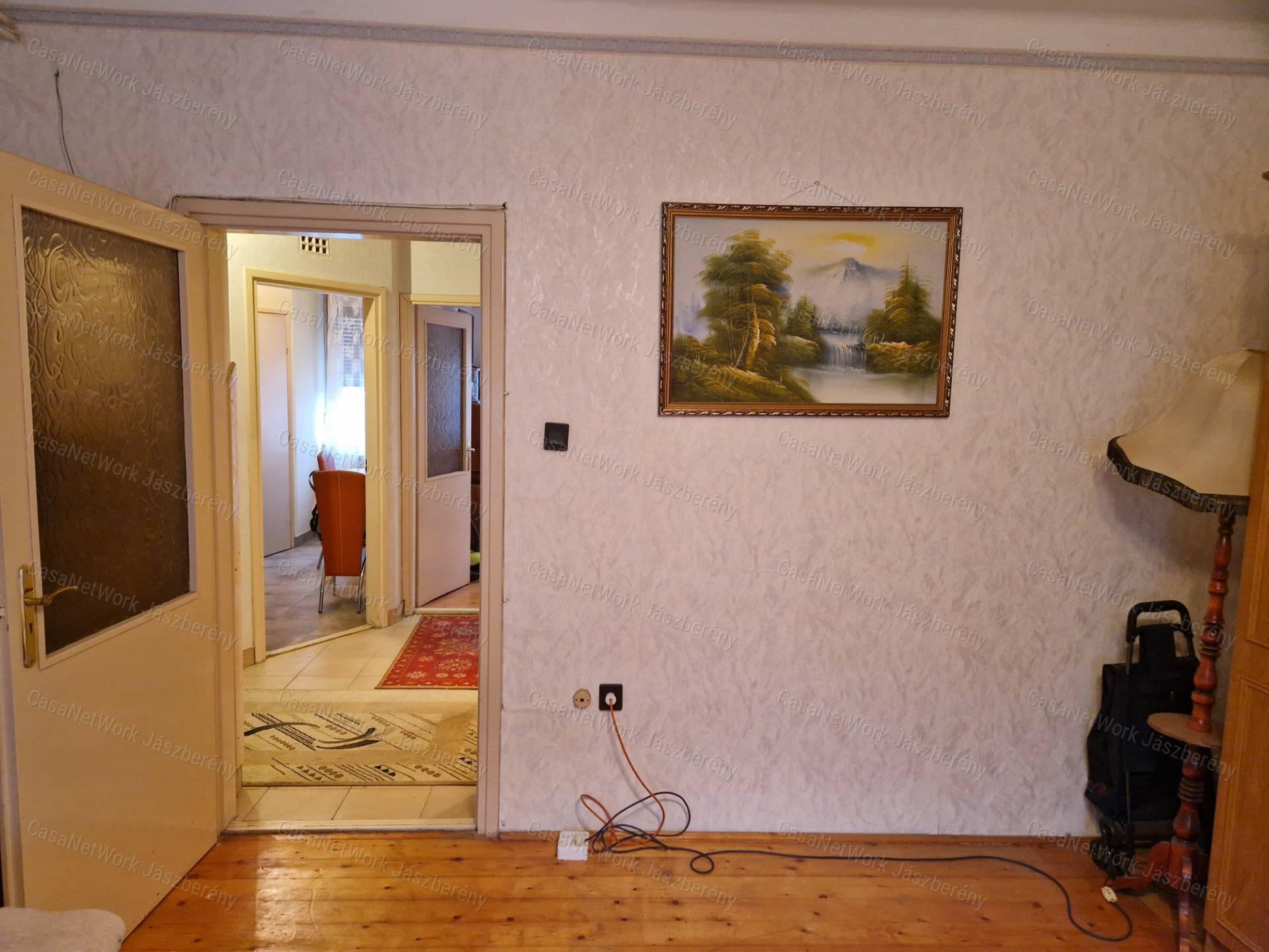 Szolnokon, belvároshoz közel, 52 m2-es, első em-i 2 szobás lakás eladó
