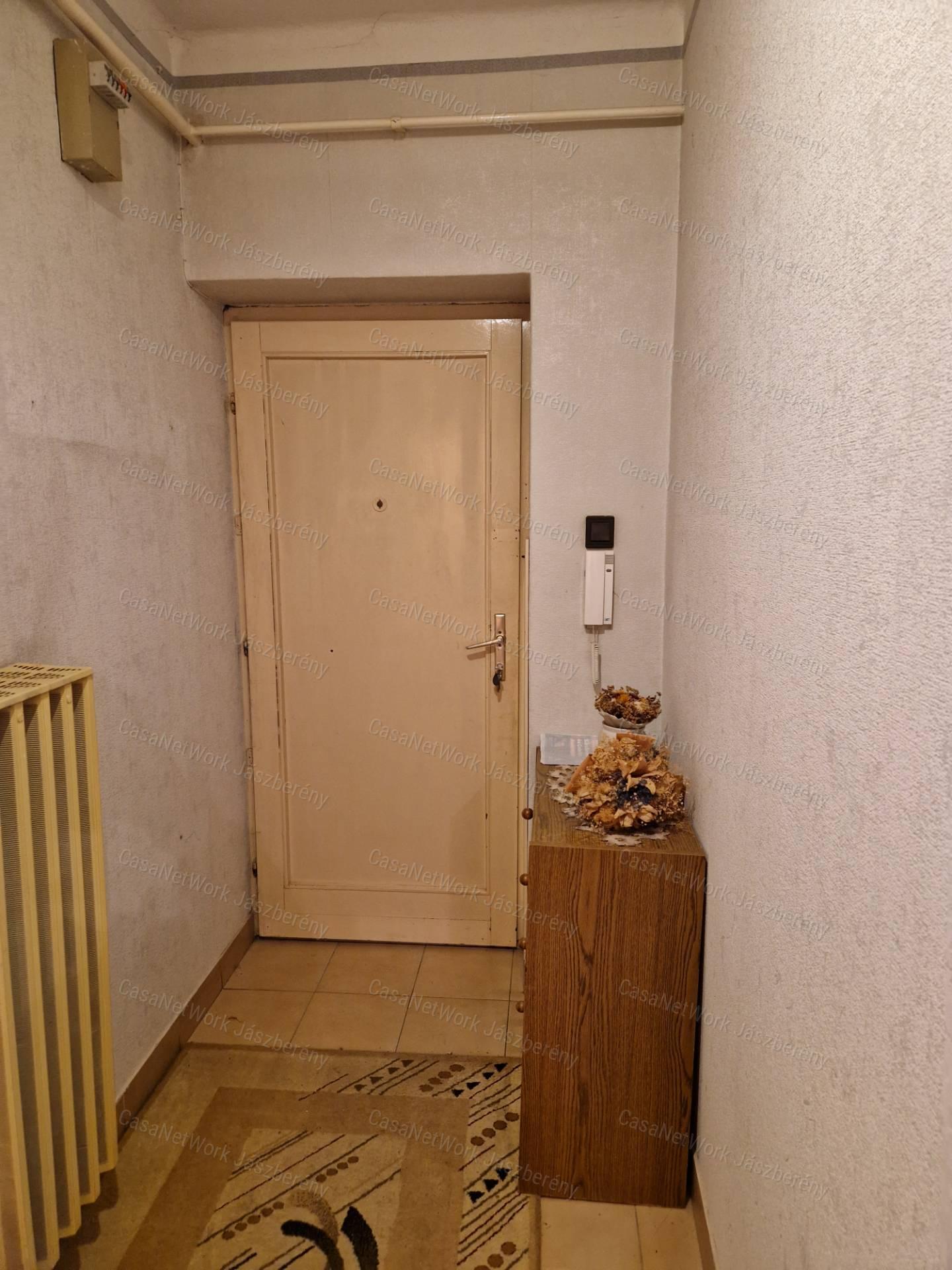 Szolnokon, belvároshoz közel, 52 m2-es, első em-i 2 szobás lakás eladó
