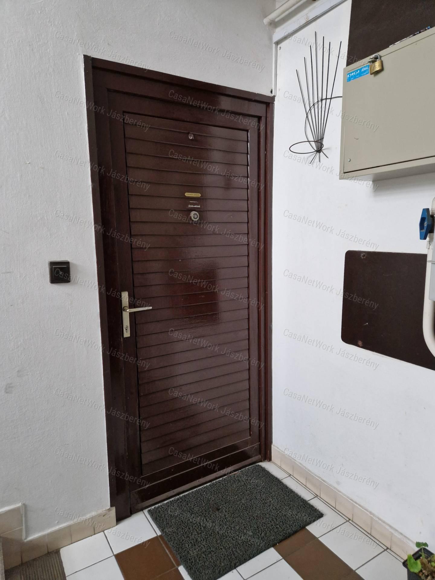 Szolnokon, belvároshoz közel, 52 m2-es, első em-i 2 szobás lakás eladó
