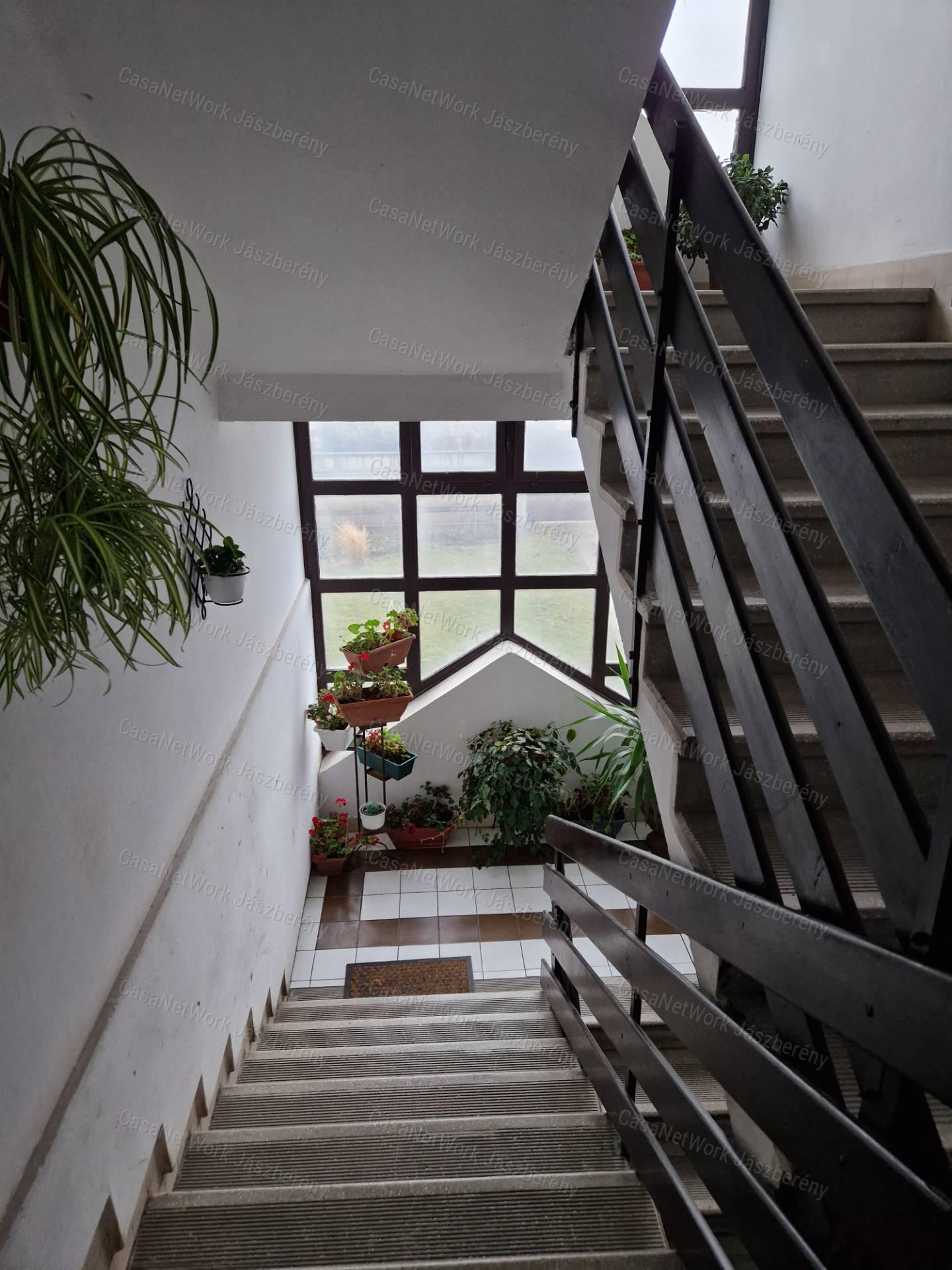 Szolnokon, belvároshoz közel, 52 m2-es, első em-i 2 szobás lakás eladó