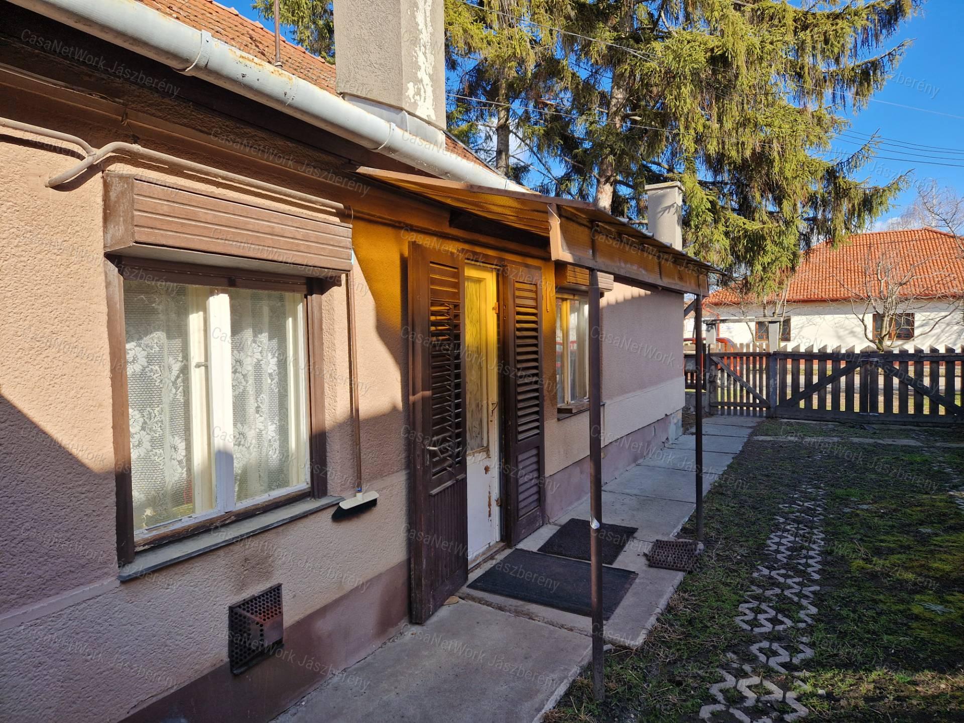 Jászberényben két különálló ház egy telken eladó!