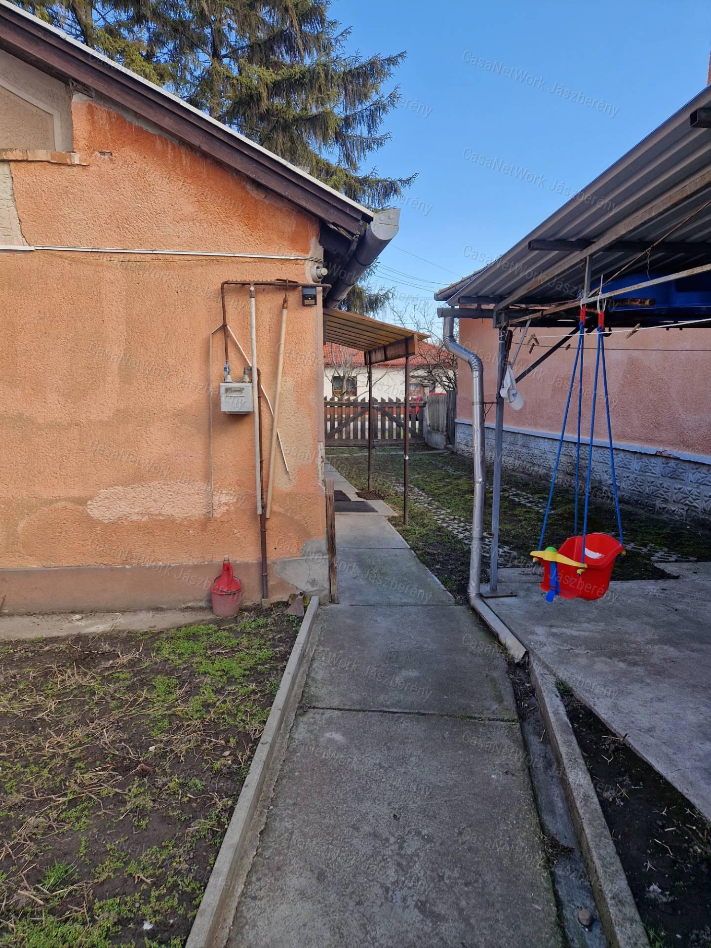 Jászberényben két különálló ház egy telken eladó!