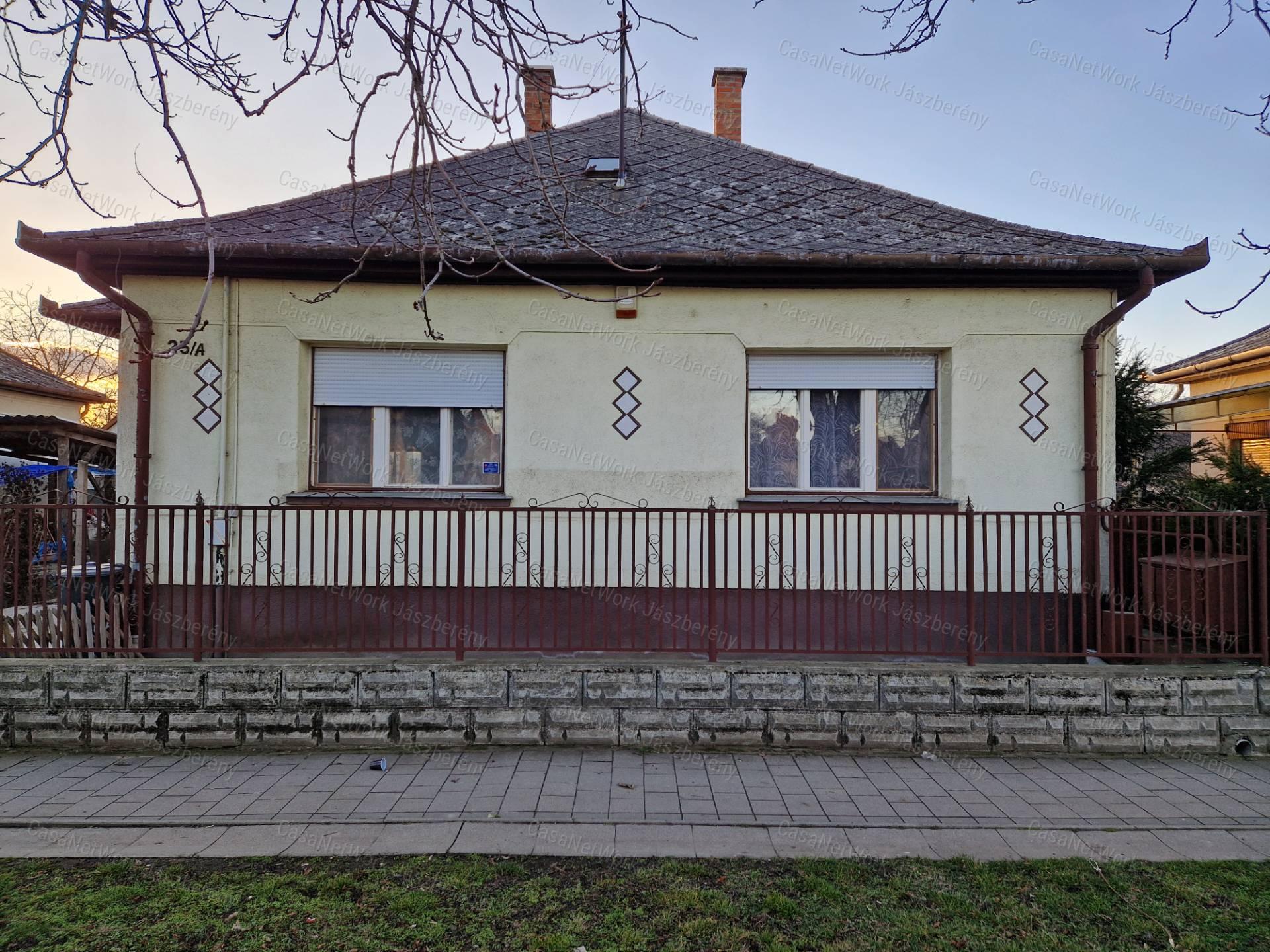 Jászapáti központjához közel, 69 nm-es, 2 szobás családi ház eladó!