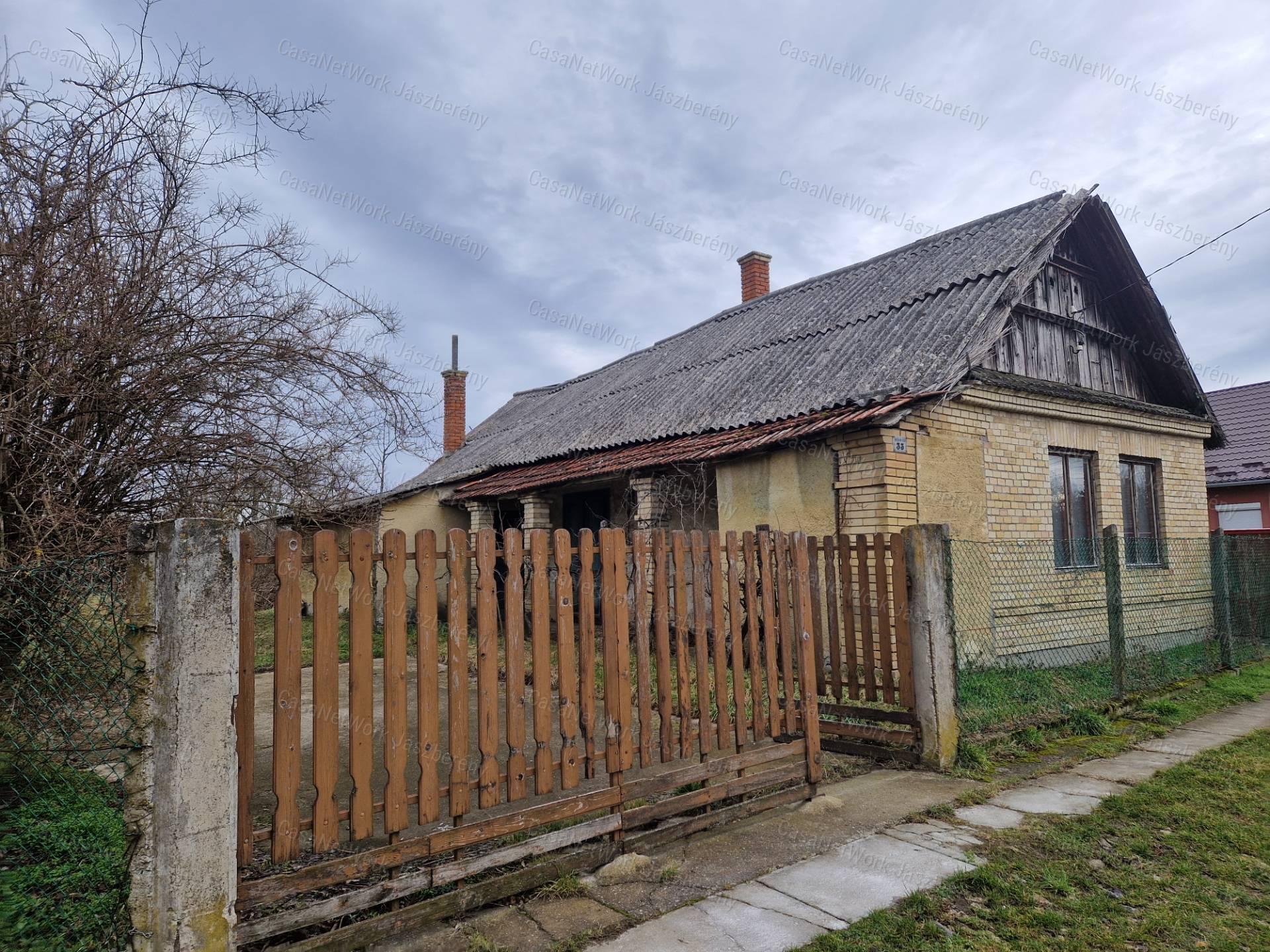 Jászdózsán erősen felújítandó 54 nm-es, 2 szobás családi ház eladó!