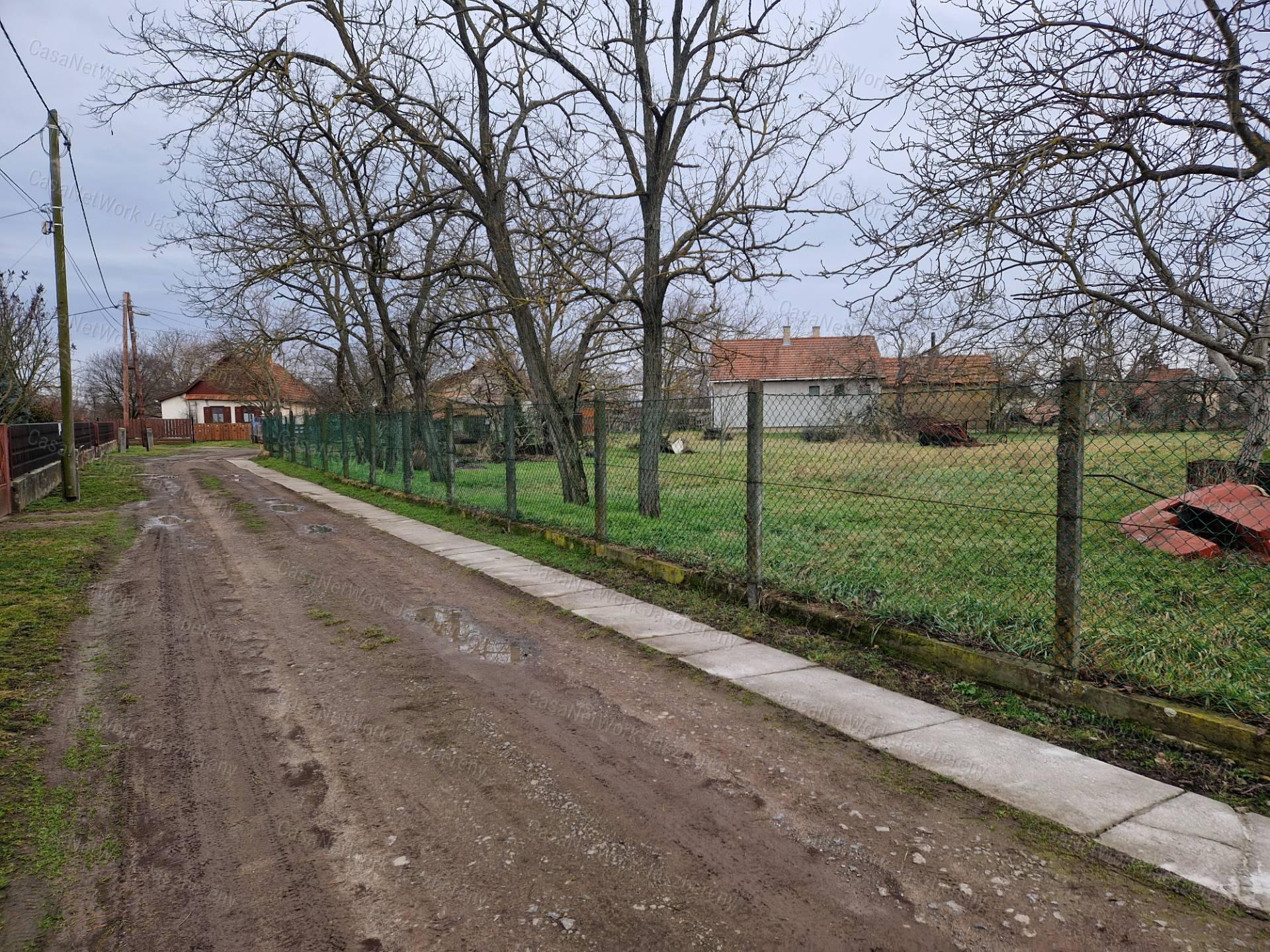 Jászdózsán erősen felújítandó 54 nm-es, 2 szobás családi ház eladó!