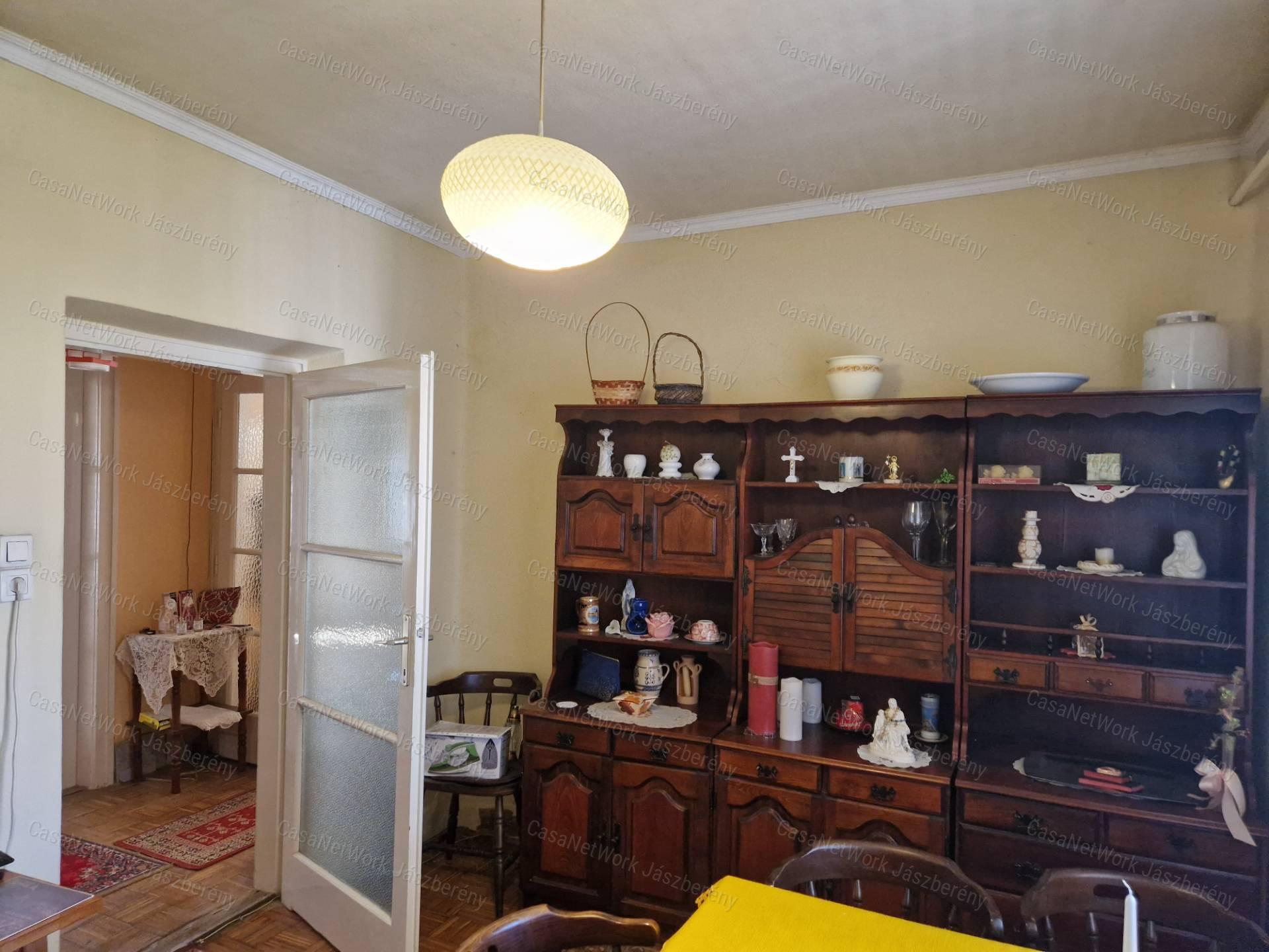 Jászberényben, a kertvárosban, 91 nm-es, 2,5 szobás családi ház eladó!