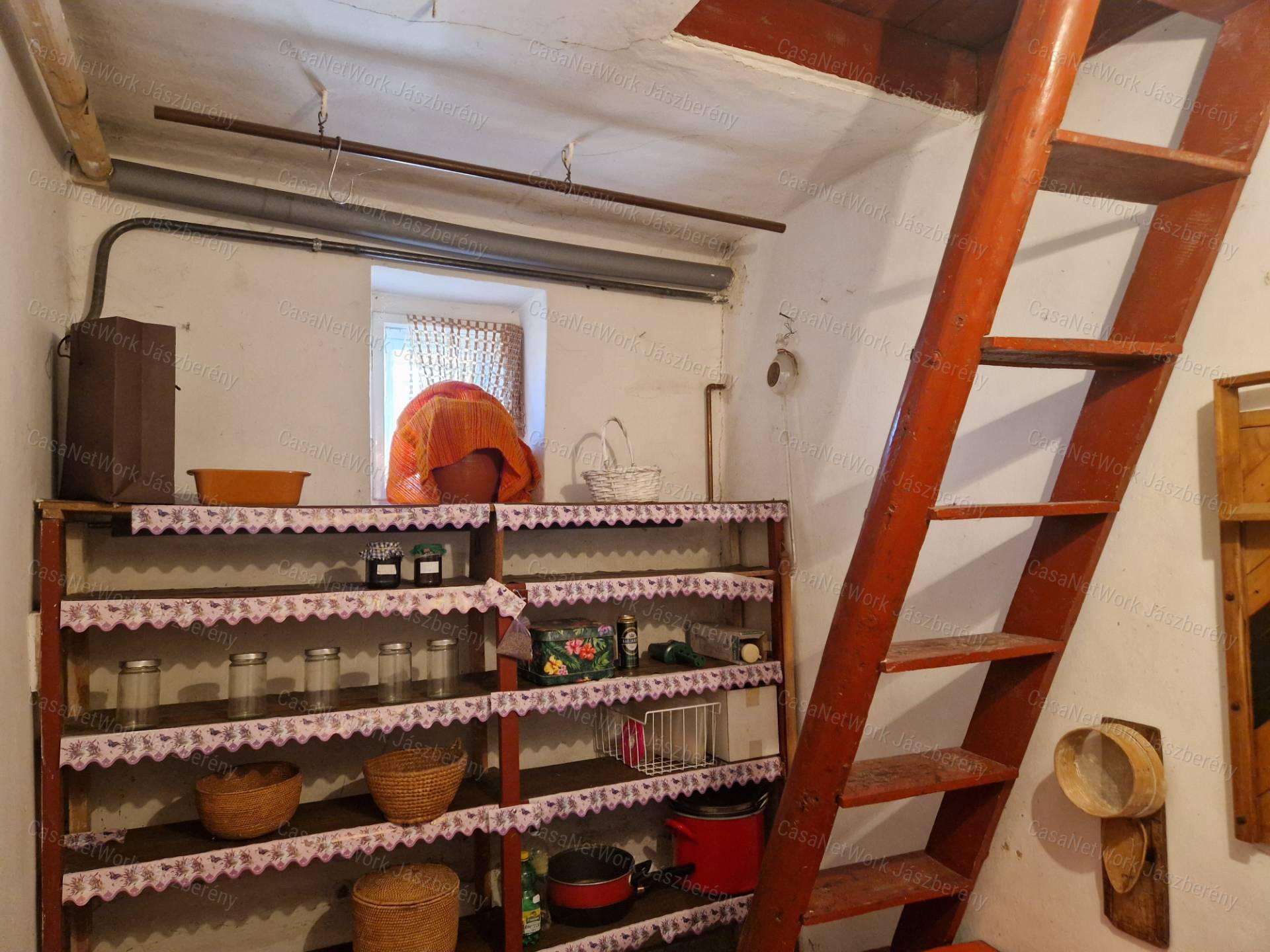 Jászberényben, a kertvárosban, 91 nm-es, 2,5 szobás családi ház eladó!