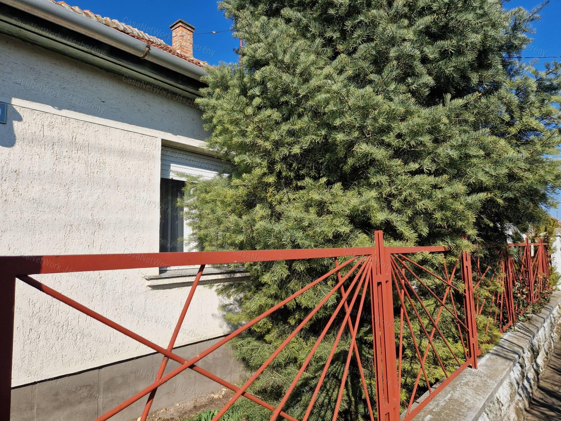 Jászberényben, a kertvárosban, 91 nm-es, 2,5 szobás családi ház eladó!