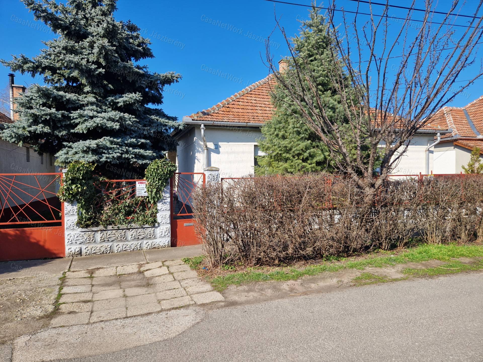 Jászberényben, a kertvárosban, 91 nm-es, 2,5 szobás családi ház eladó!