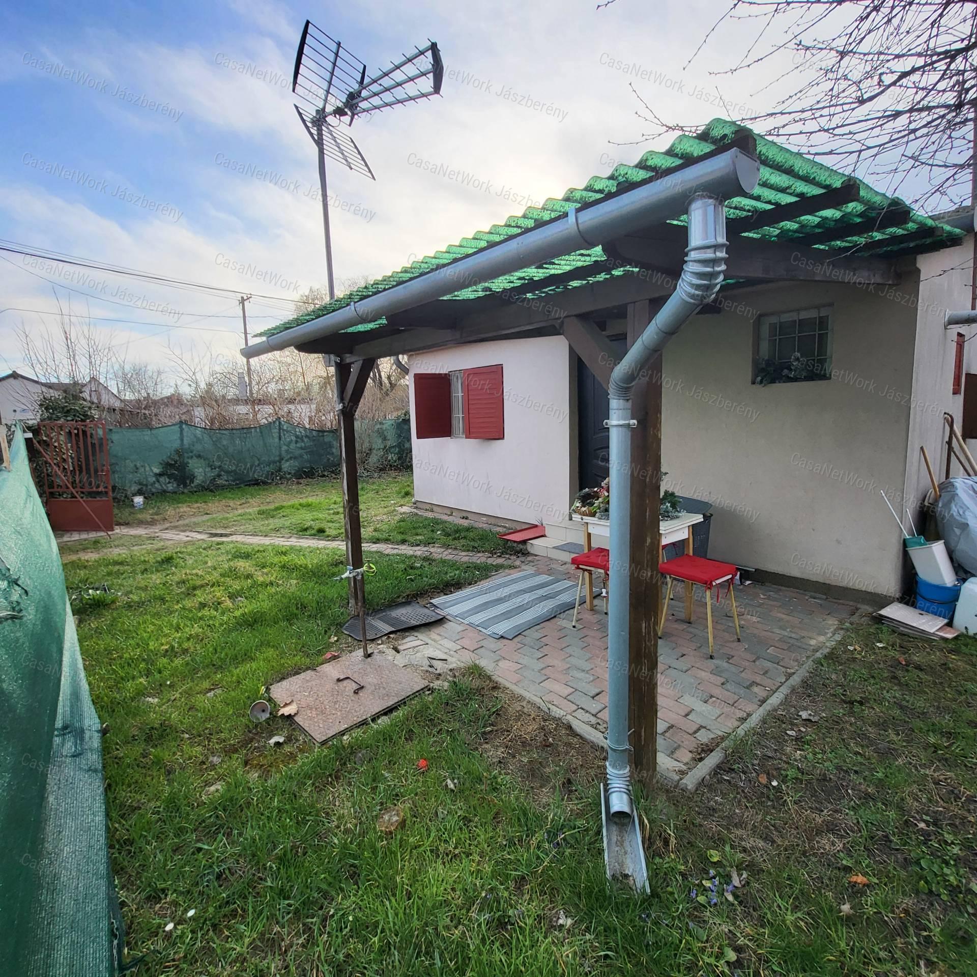 Eladó hétvégi ház Jászapátin