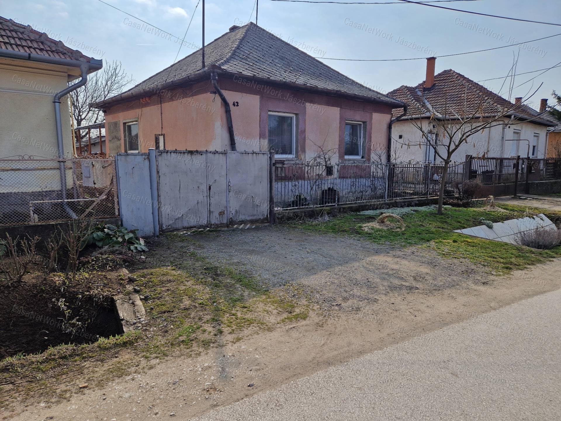 Erdőtelken 68 nm-es, felújítás alatt álló, 2 szobás családi ház eladó