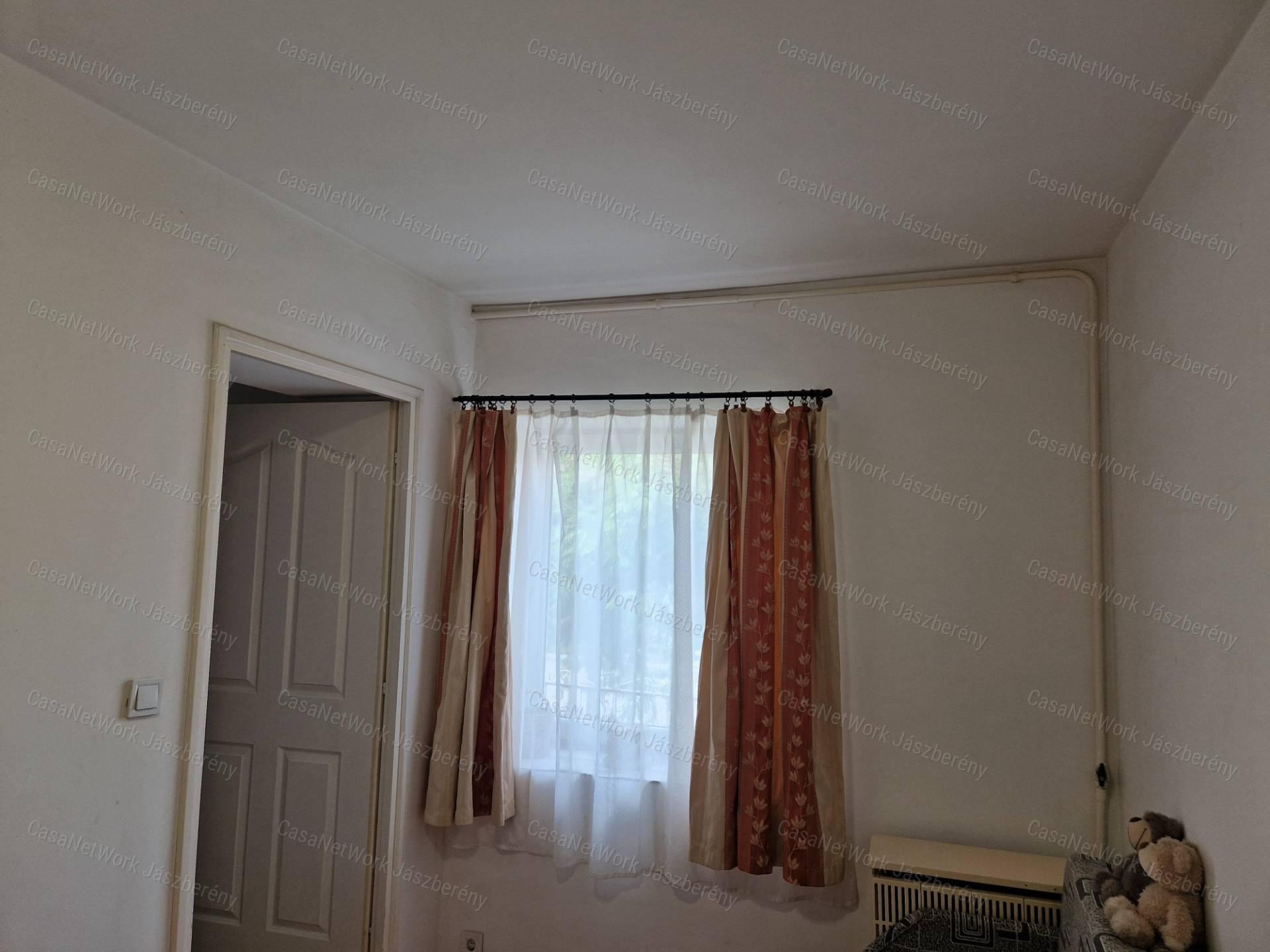 Erdőtelek-Teljes belső felújítás-989 nm-es telek- M3 autópálya 5 perc
