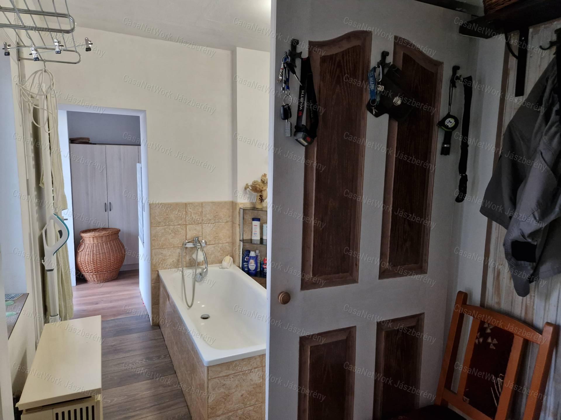 Erdőtelek-Teljes belső felújítás-989 nm-es telek- M3 autópálya 5 perc